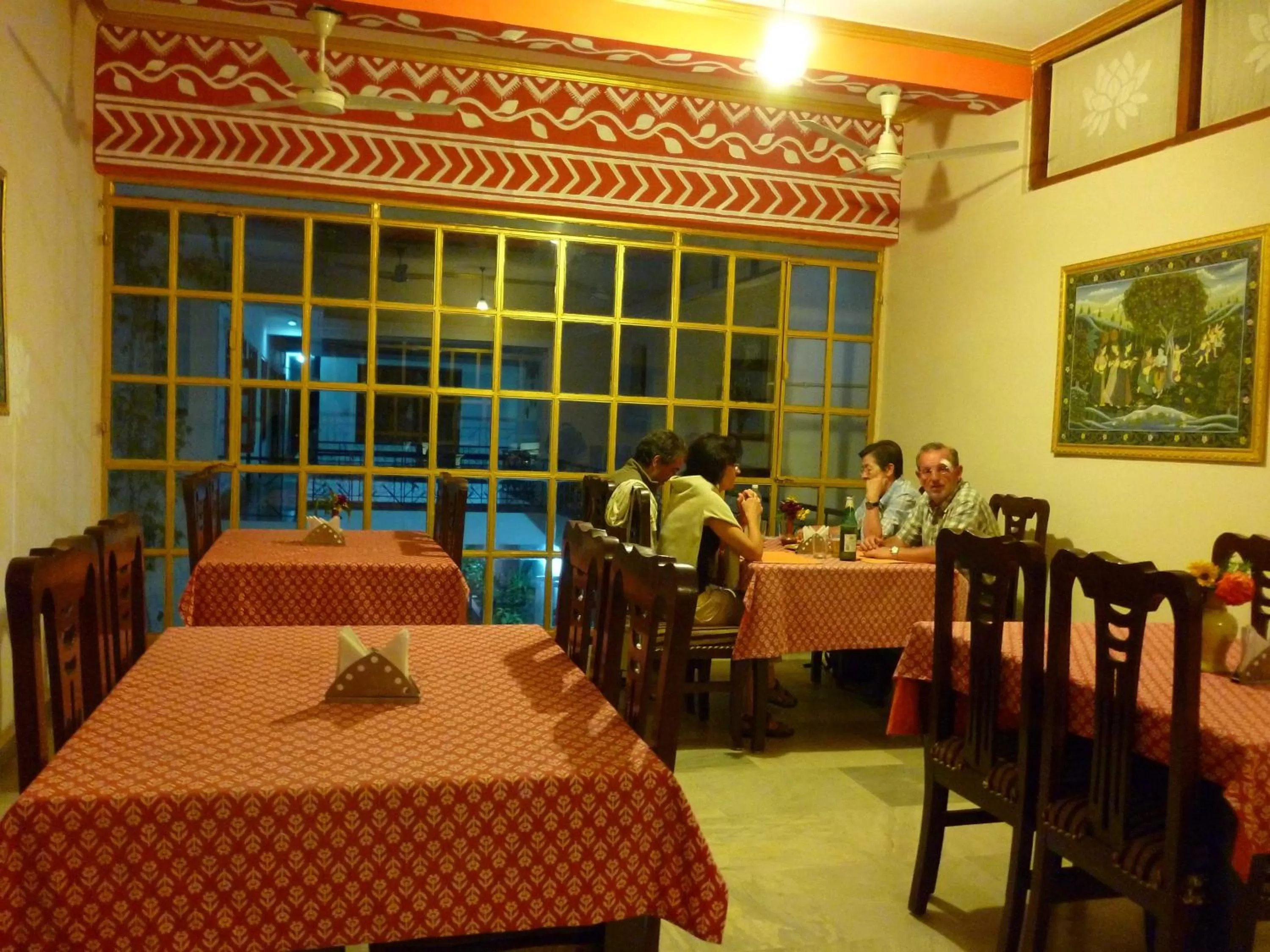 Restaurant/places to eat in Hotel Harmony