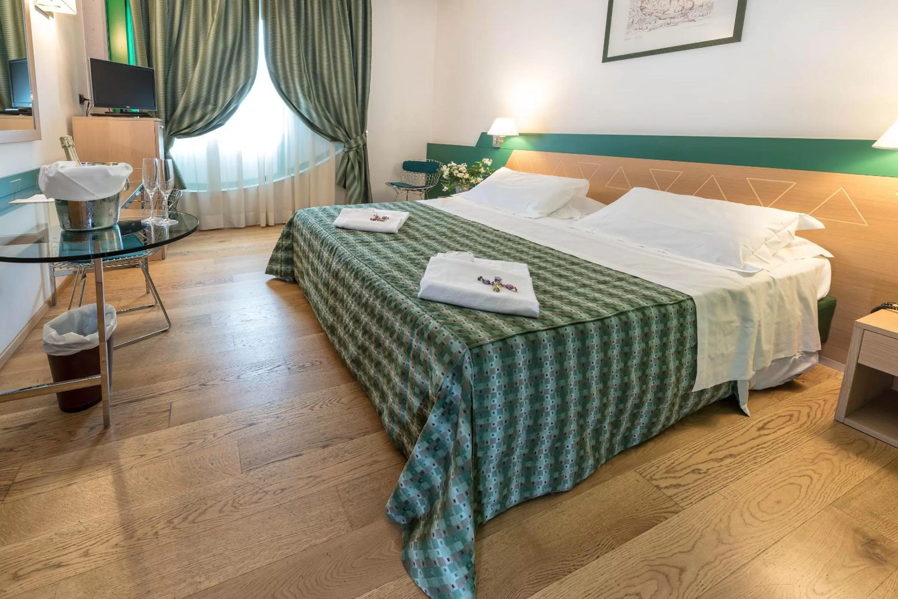 Bedroom, Bed in West Point Airport Hotel