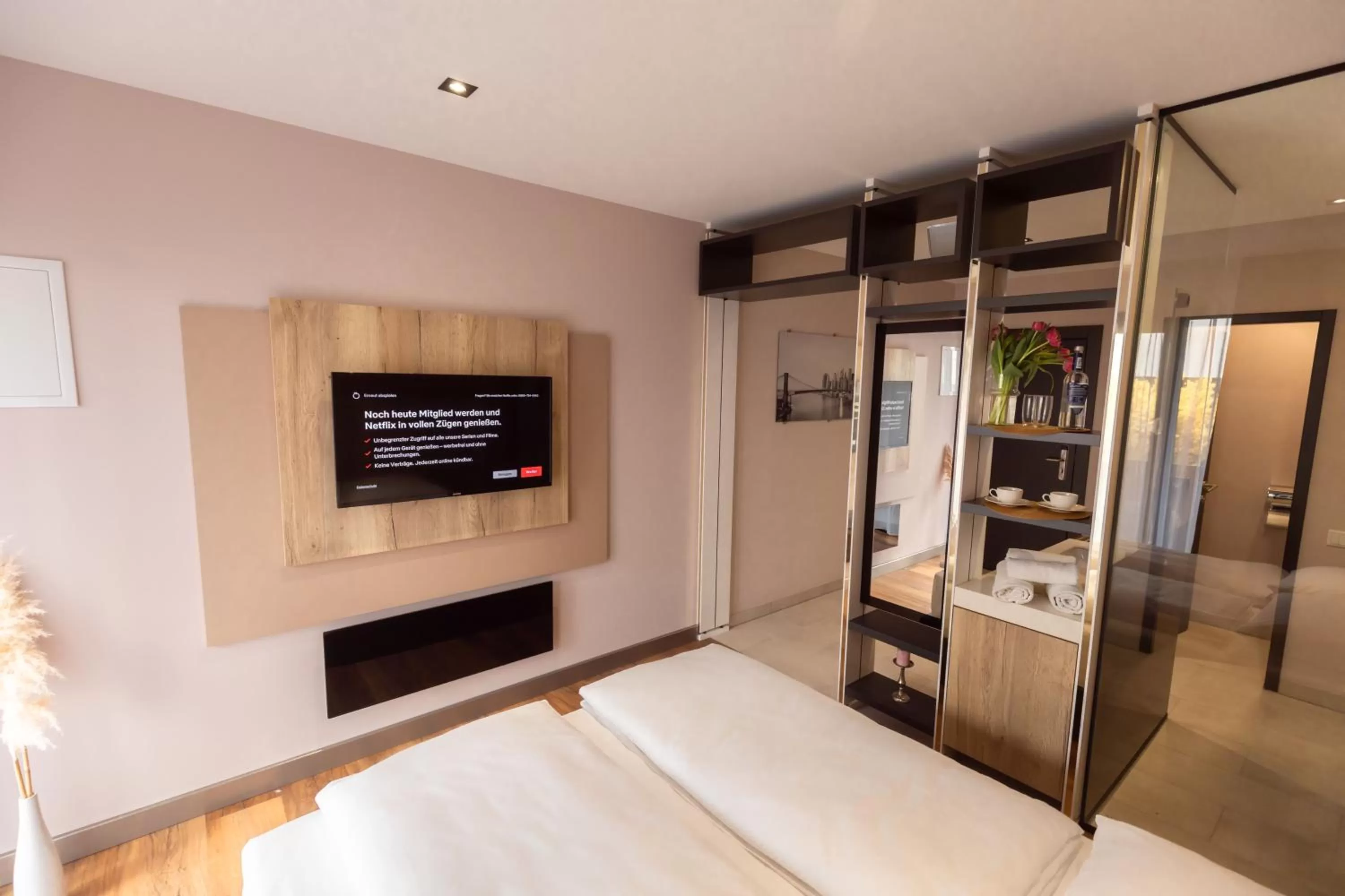 Staff, Bed in 24Seven Hotel Schwabach