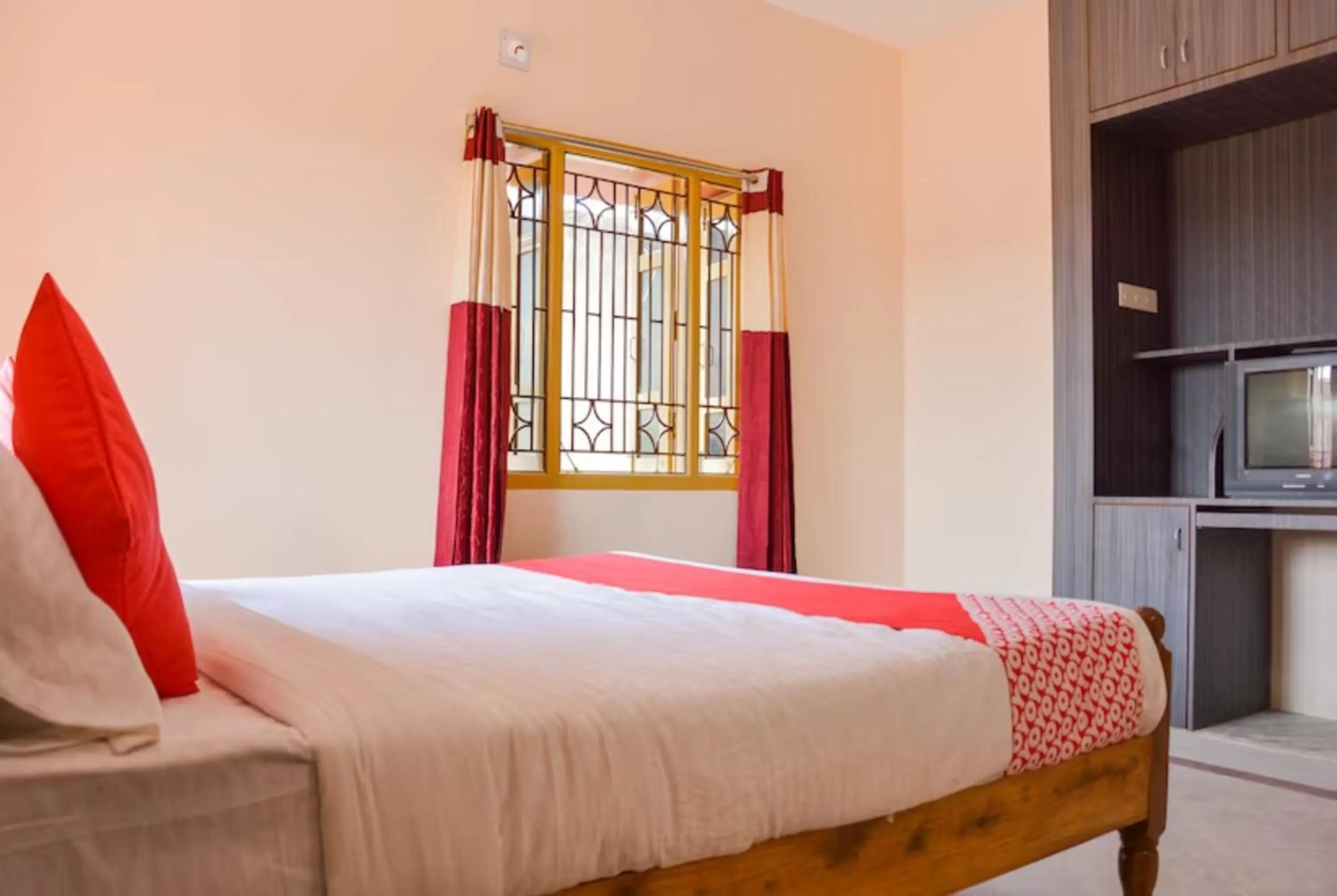 Bed in Goroomgo Caroline Homestay Bhubaneswar