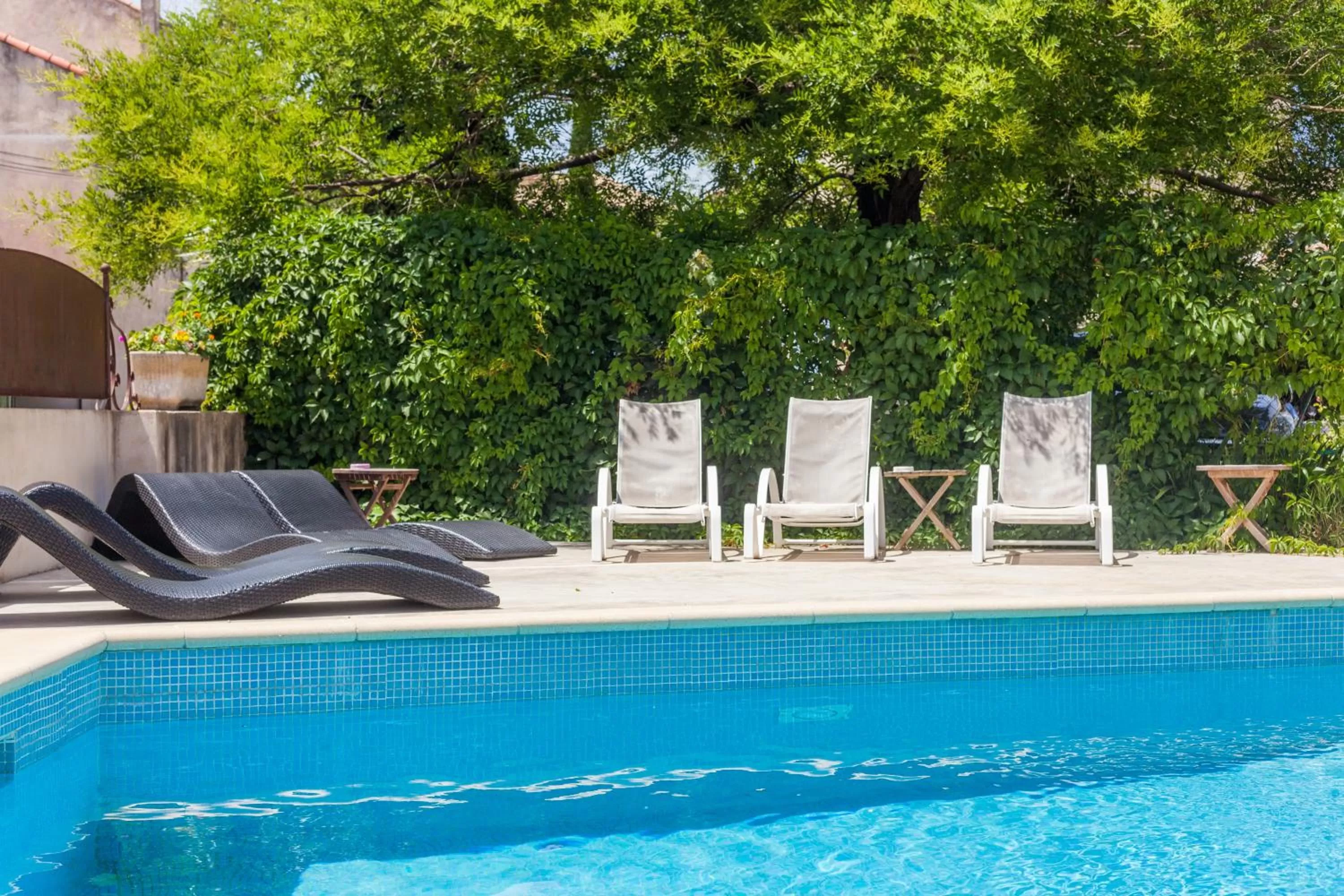 Swimming pool in Logis Auberge De Tavel