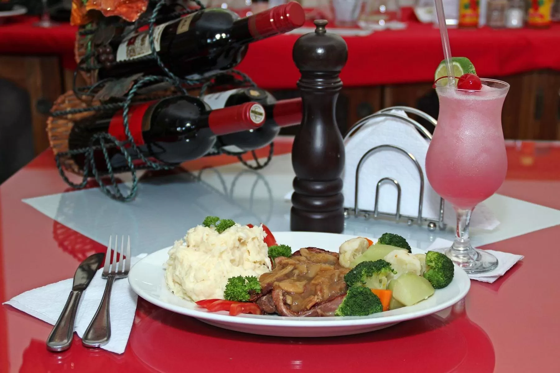 Restaurant/places to eat in Hotel Iberia