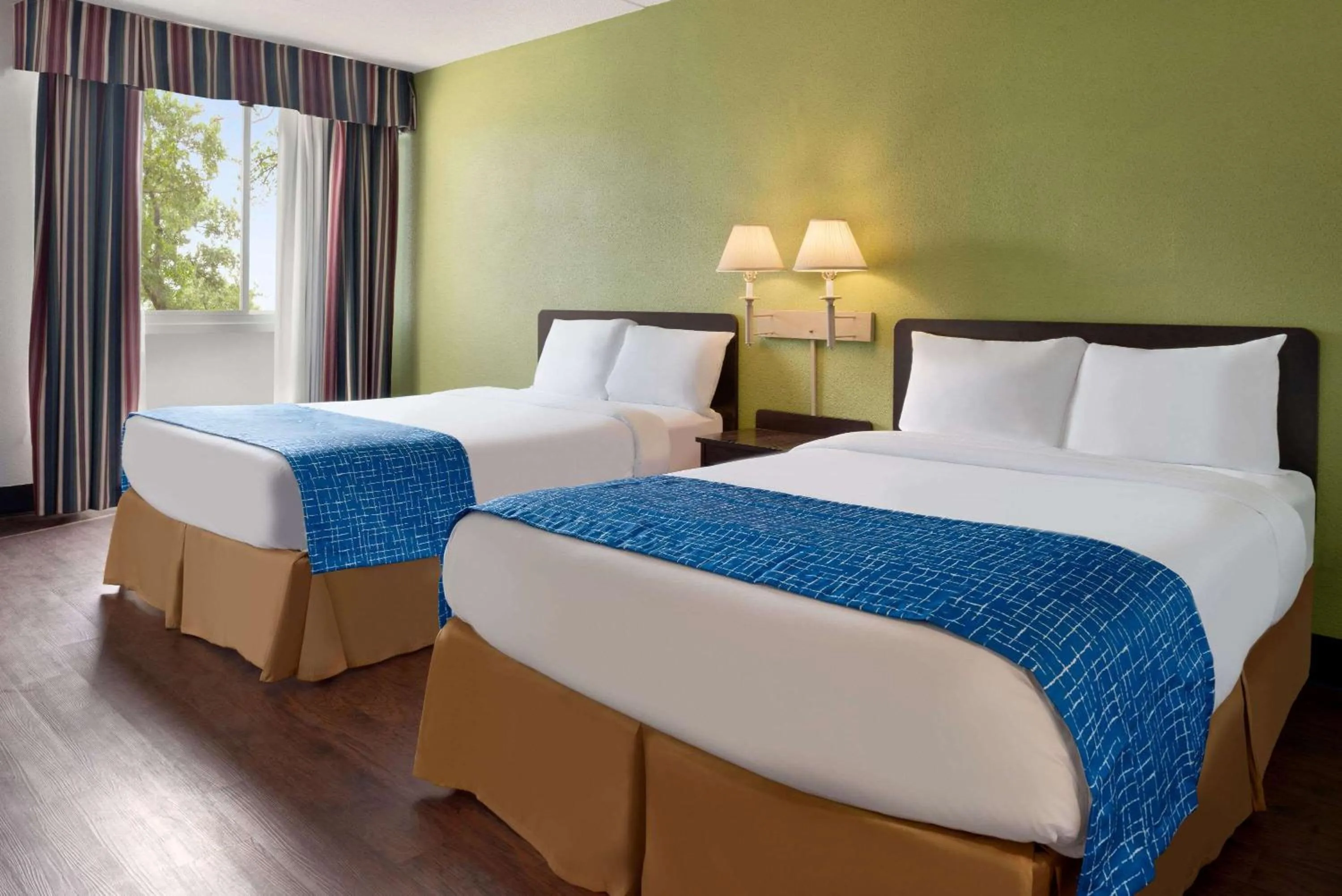 Photo of the whole room, Bed in Travelodge by Wyndham Zanesville