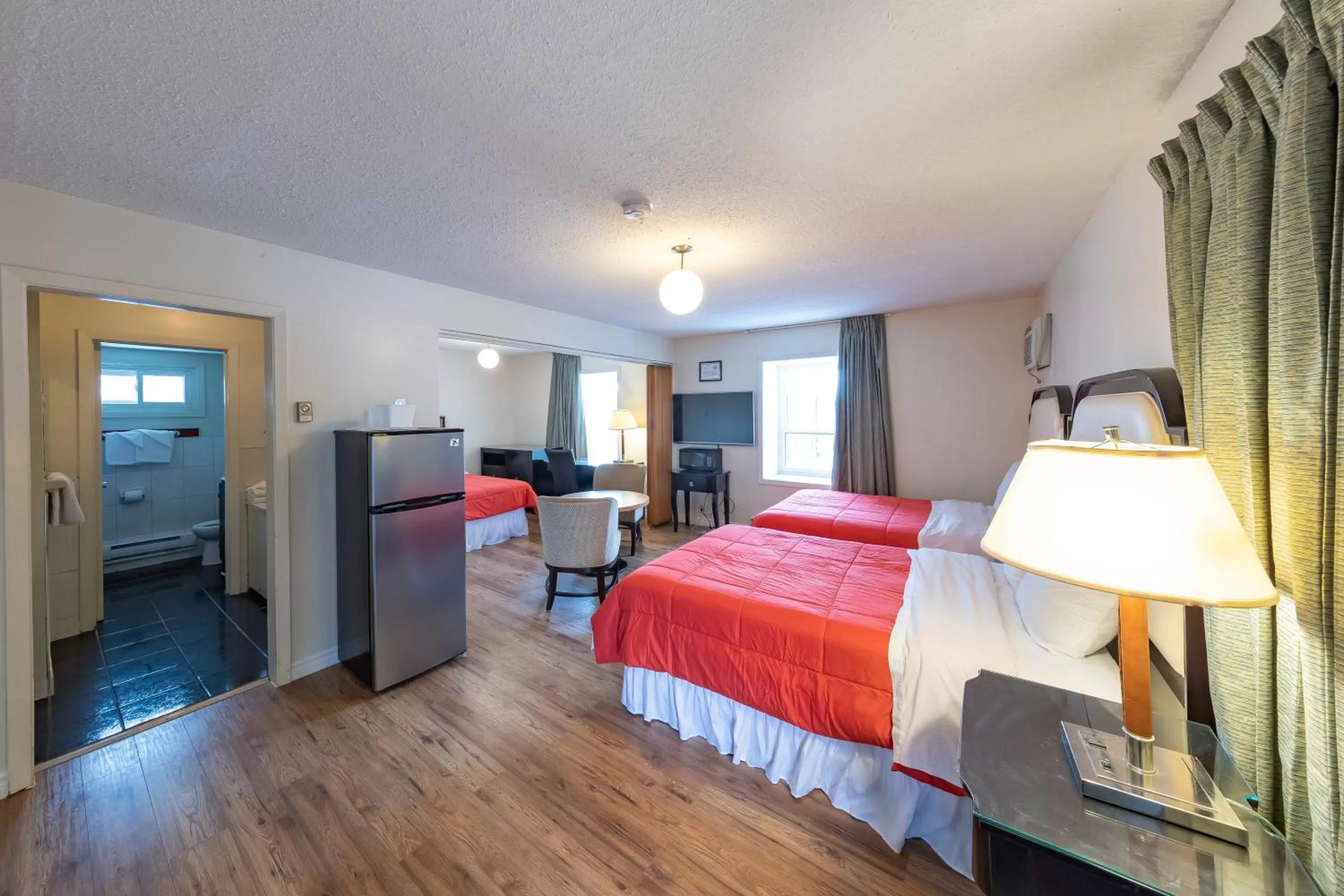 Photo of the whole room, Bed in Choice Inn by the falls