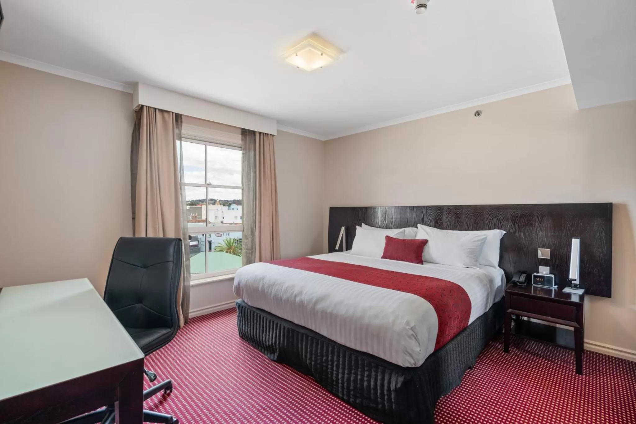 Photo of the whole room, Bed in Hotel Grand Chancellor Launceston