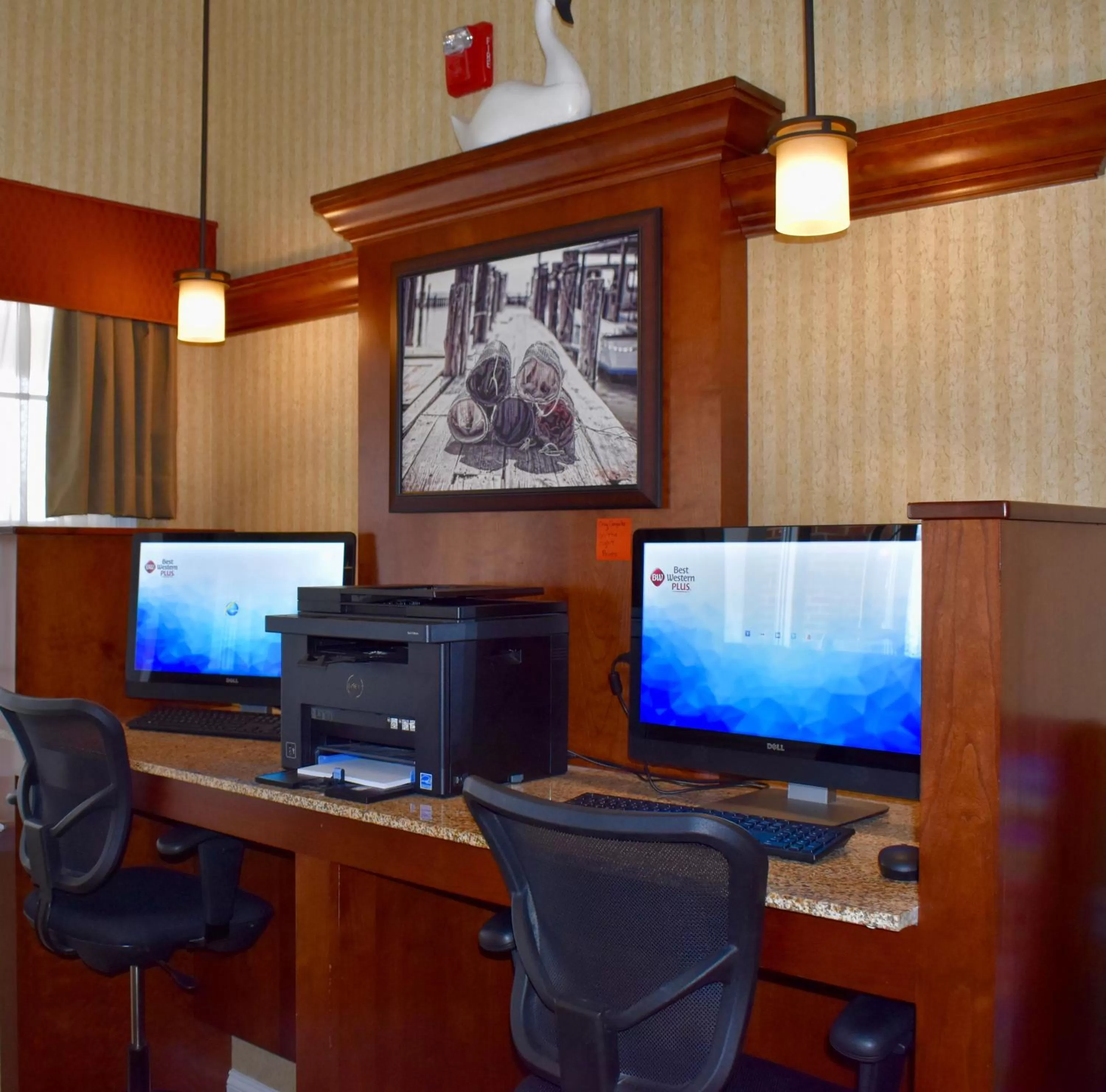 TV and multimedia in Best Western Plus Easton Inn & Suites