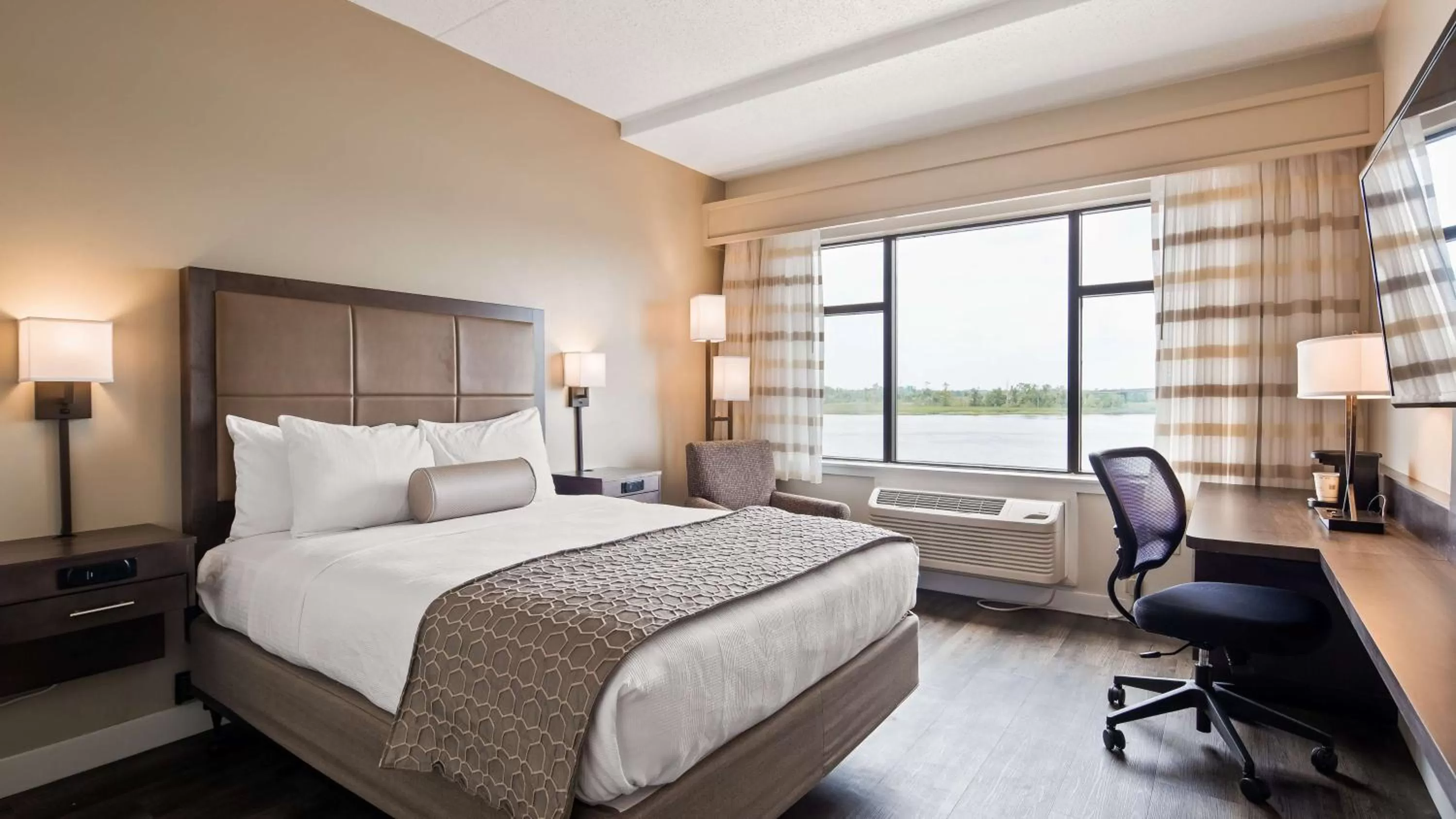 Photo of the whole room, Bed in Best Western Plus Coastline Inn