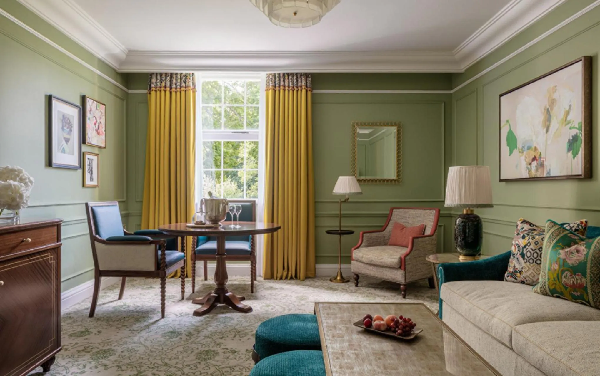 Living room in Four Seasons Hotel Hampshire