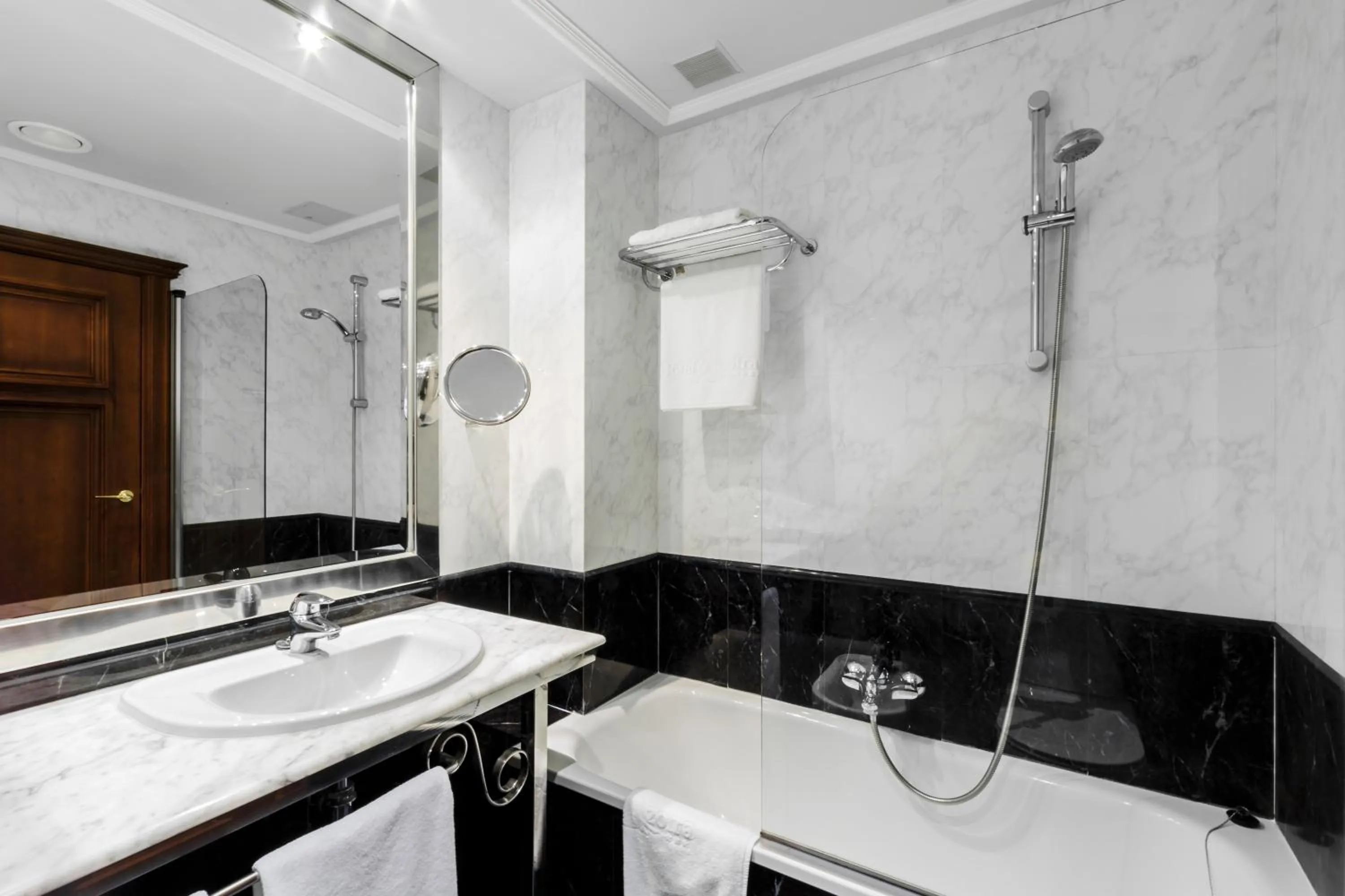 Bathroom in Hotel Azofra