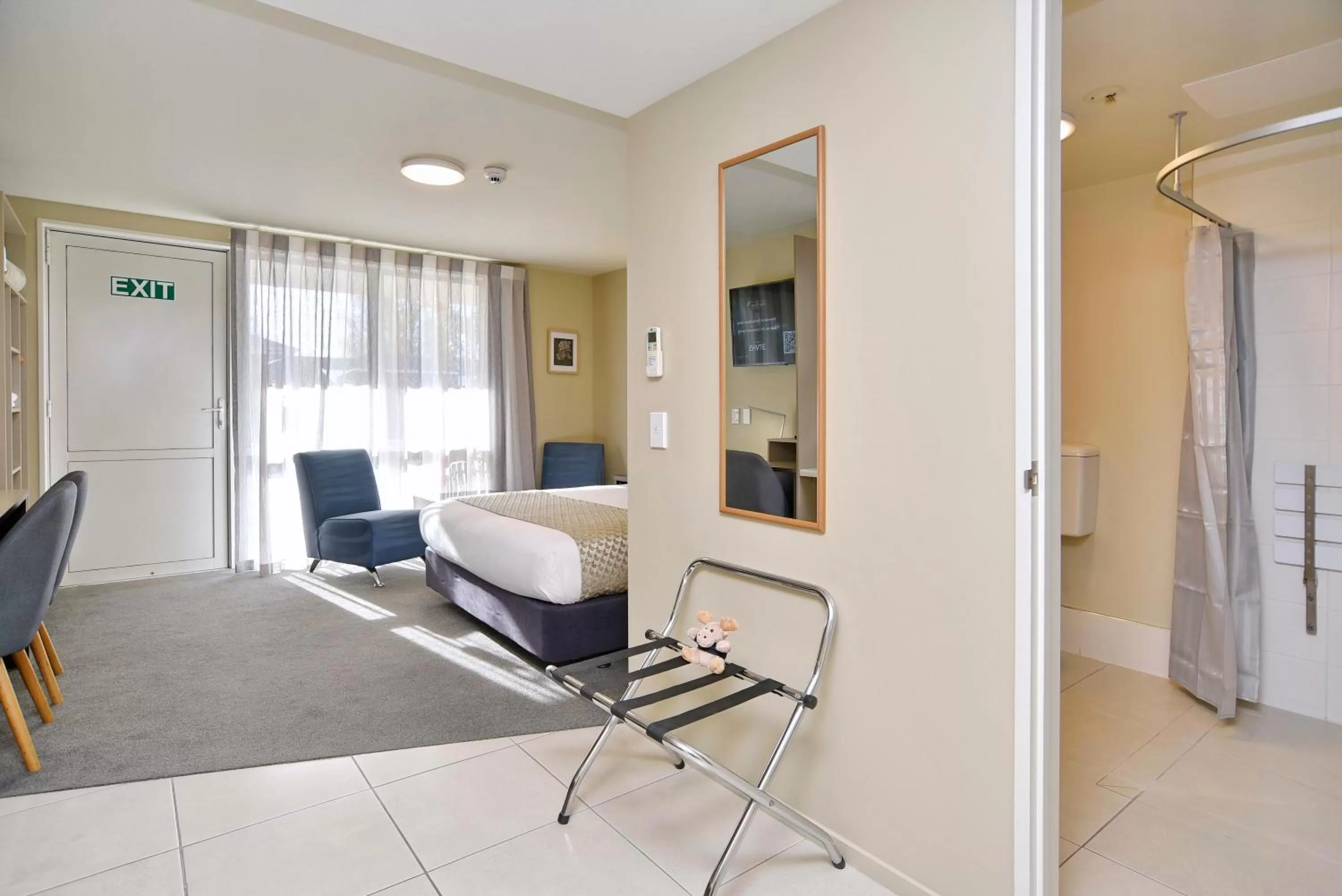 Shower, Bed in The Riverstone