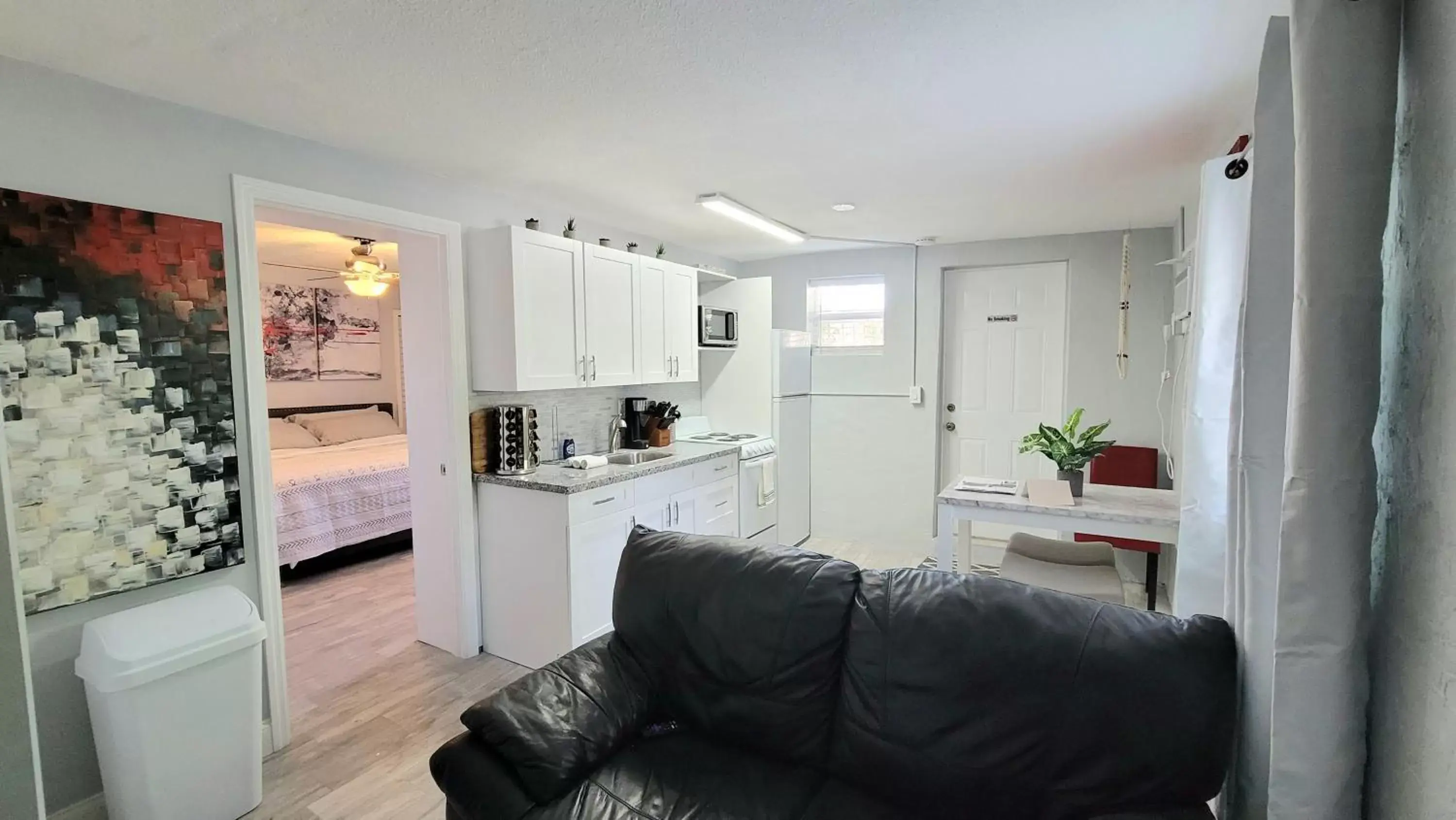 Deluxe King Suite in Barefoot mailman motel Deluxe King Suite in Barefoot mailman motel