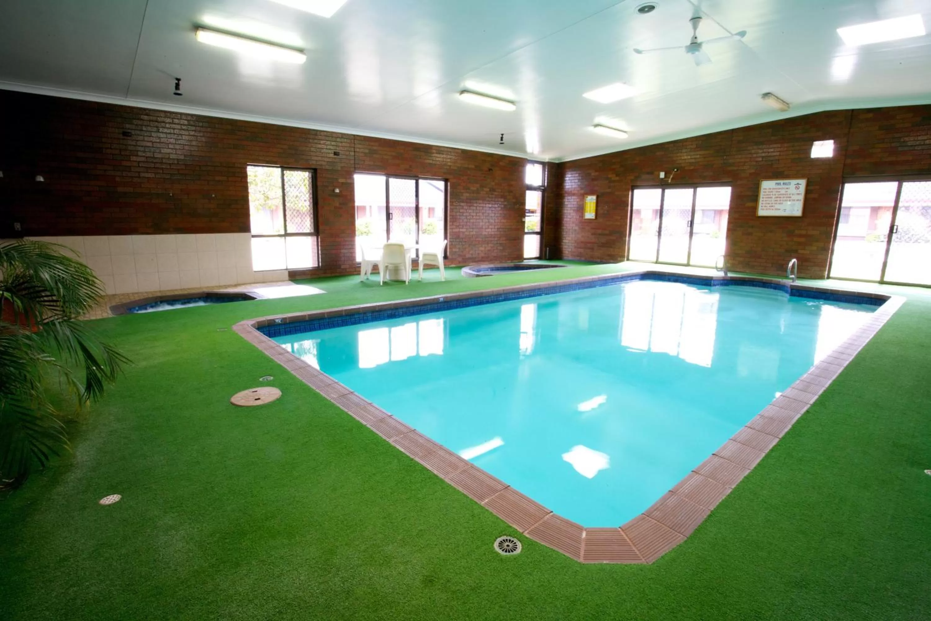 Swimming pool in Golden Grain Motor Inn