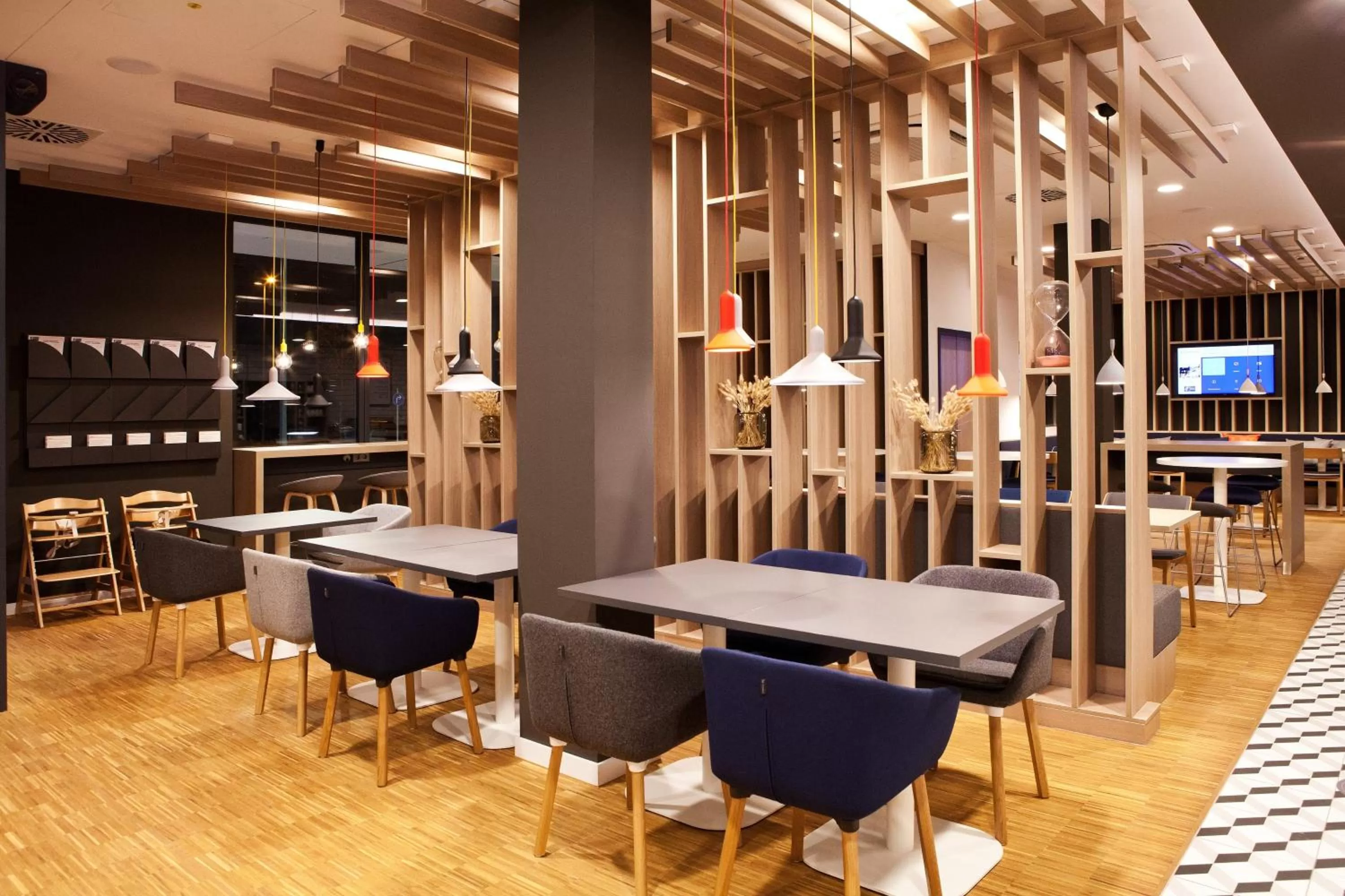 Lounge or bar in Holiday Inn Express Munich - Olympiapark by IHG