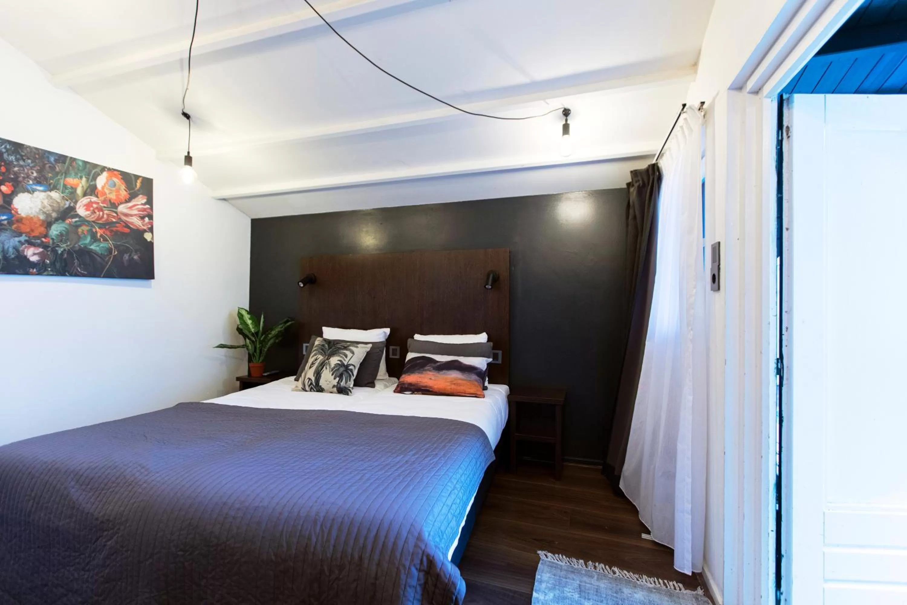 Photo of the whole room, Bed in Quentin England Hotel