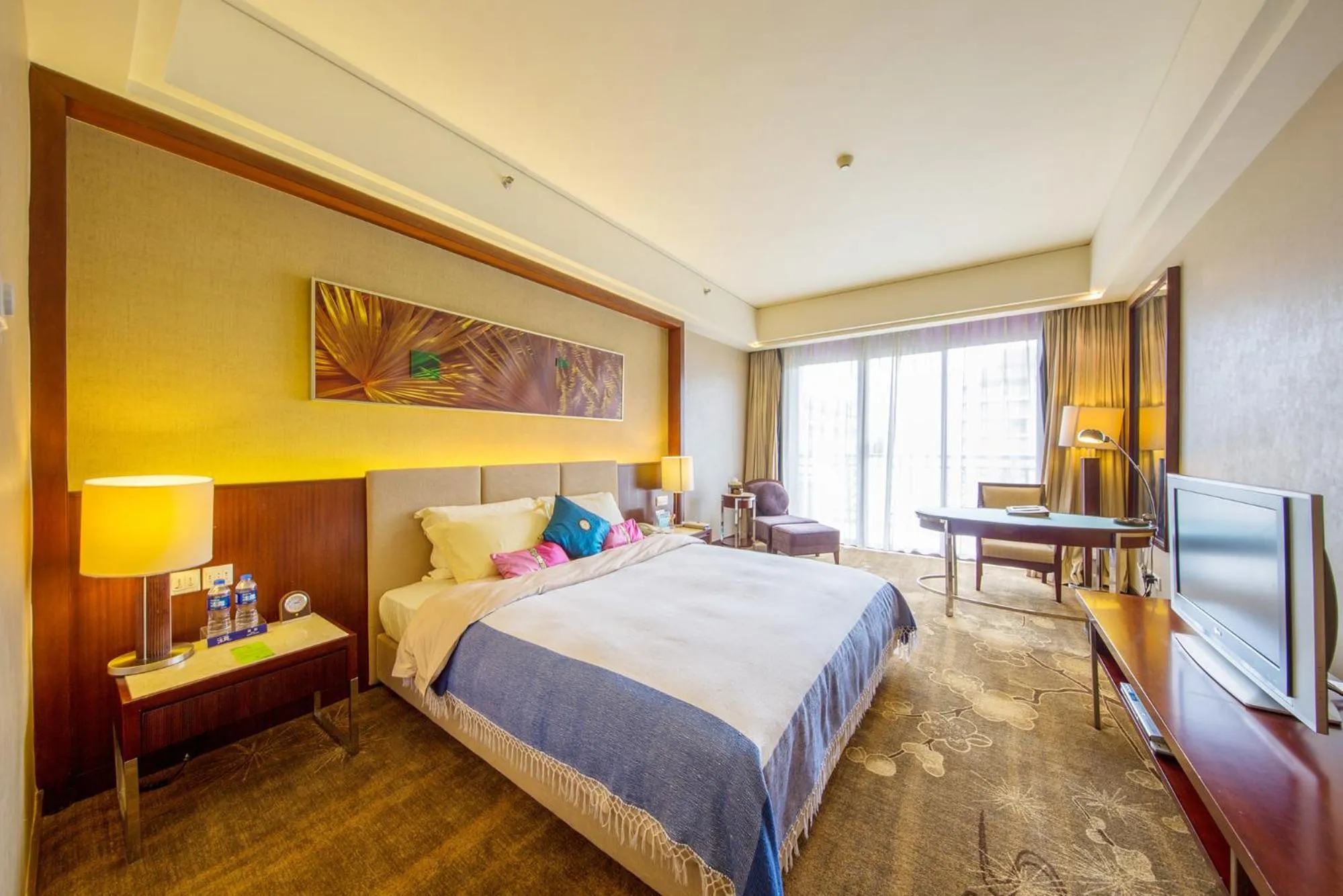 Photo of the whole room, Bed in Dongguan Richwood Garden Hotel