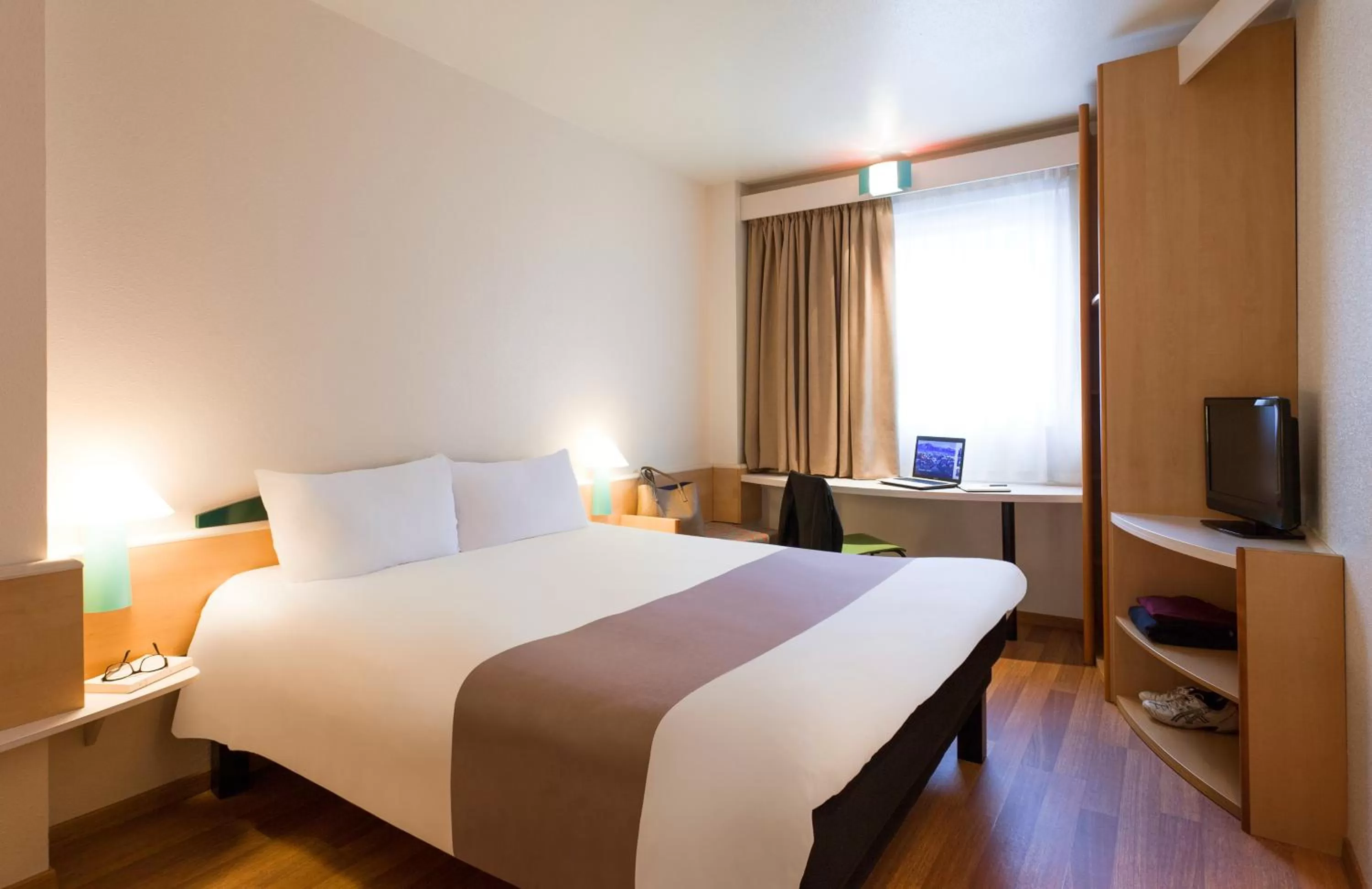 Photo of the whole room, Bed in Ibis Bilbao Barakaldo