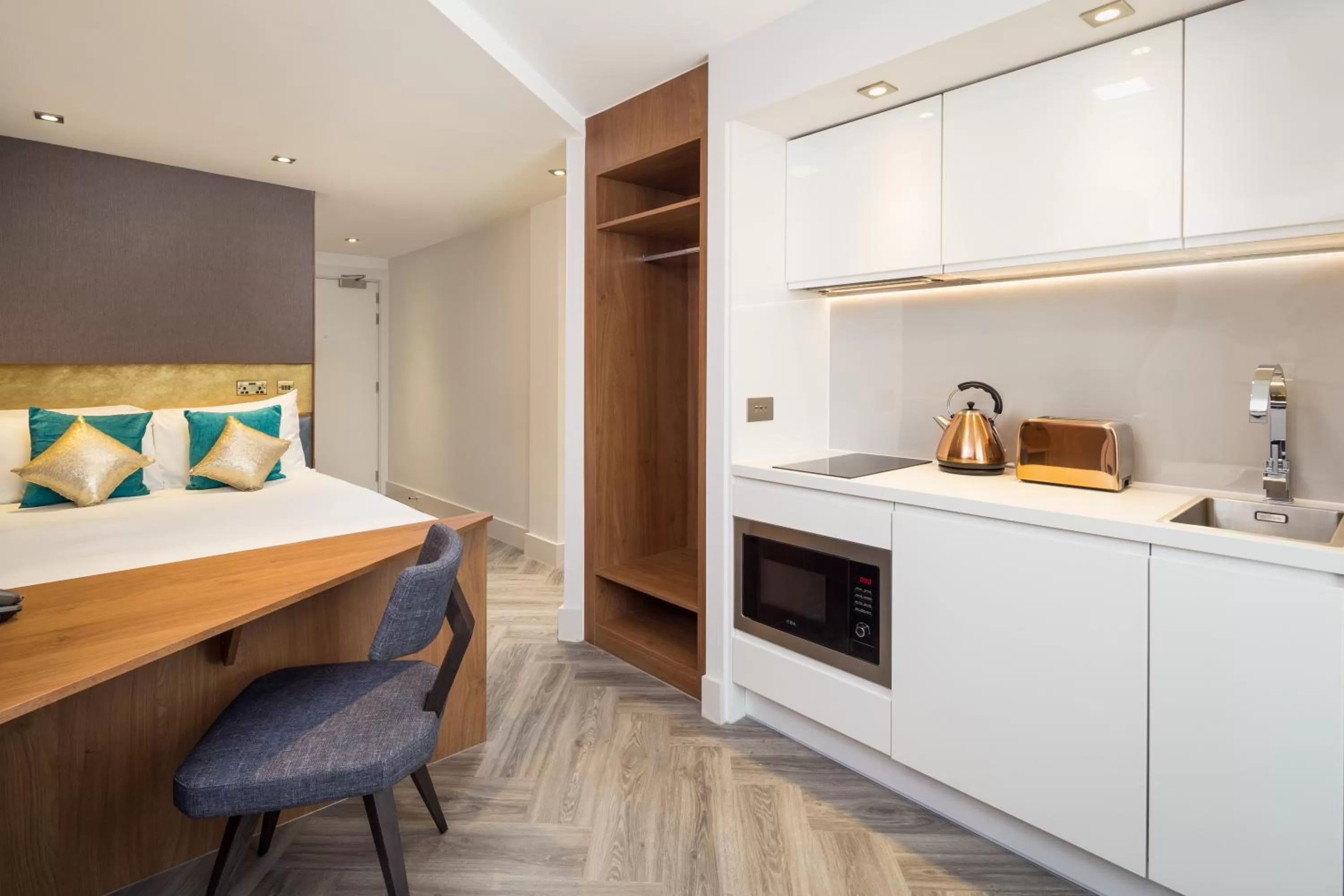 Kitchen or kitchenette in Roomzzz London Stratford