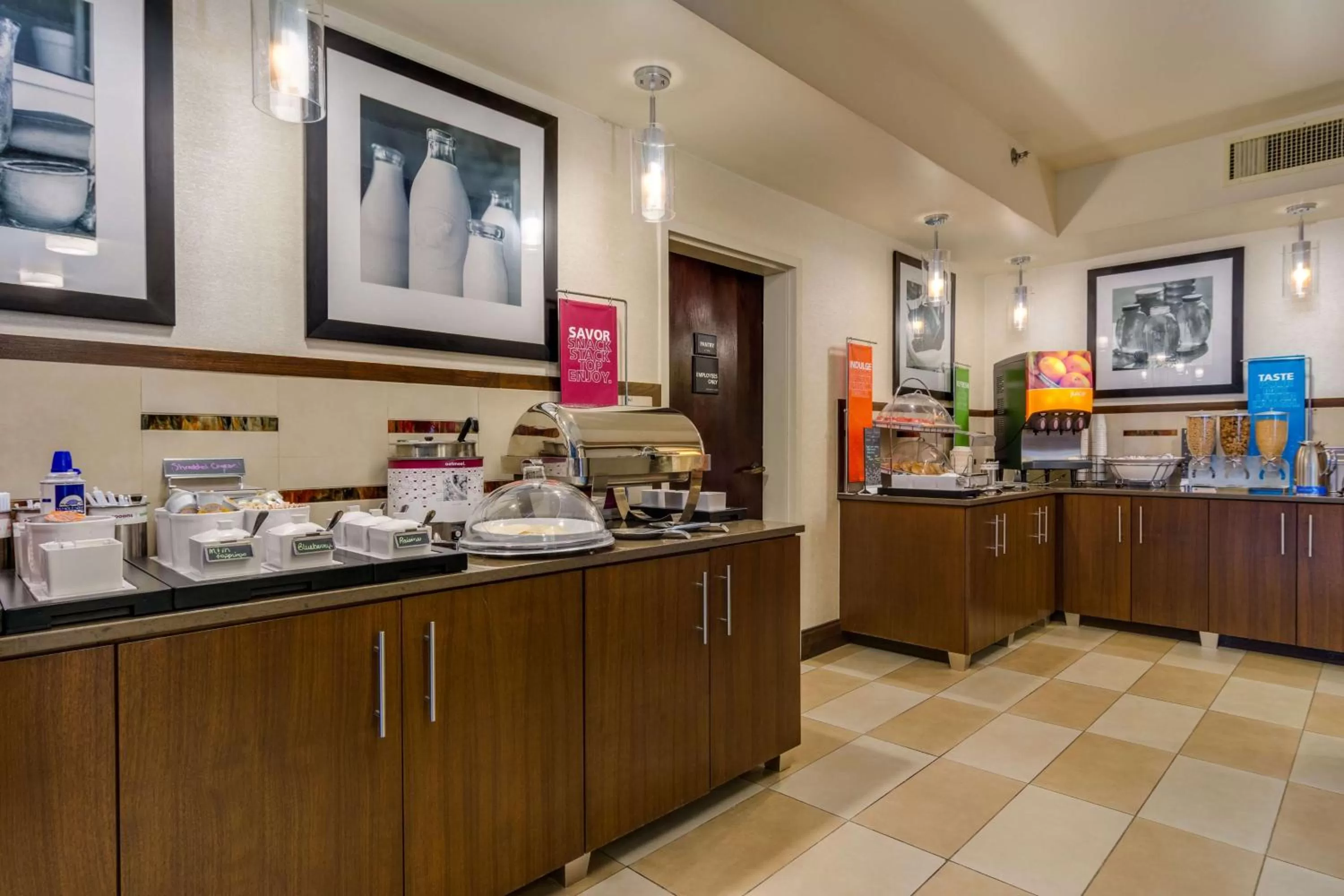 Dining area in Hampton Inn Johnson City