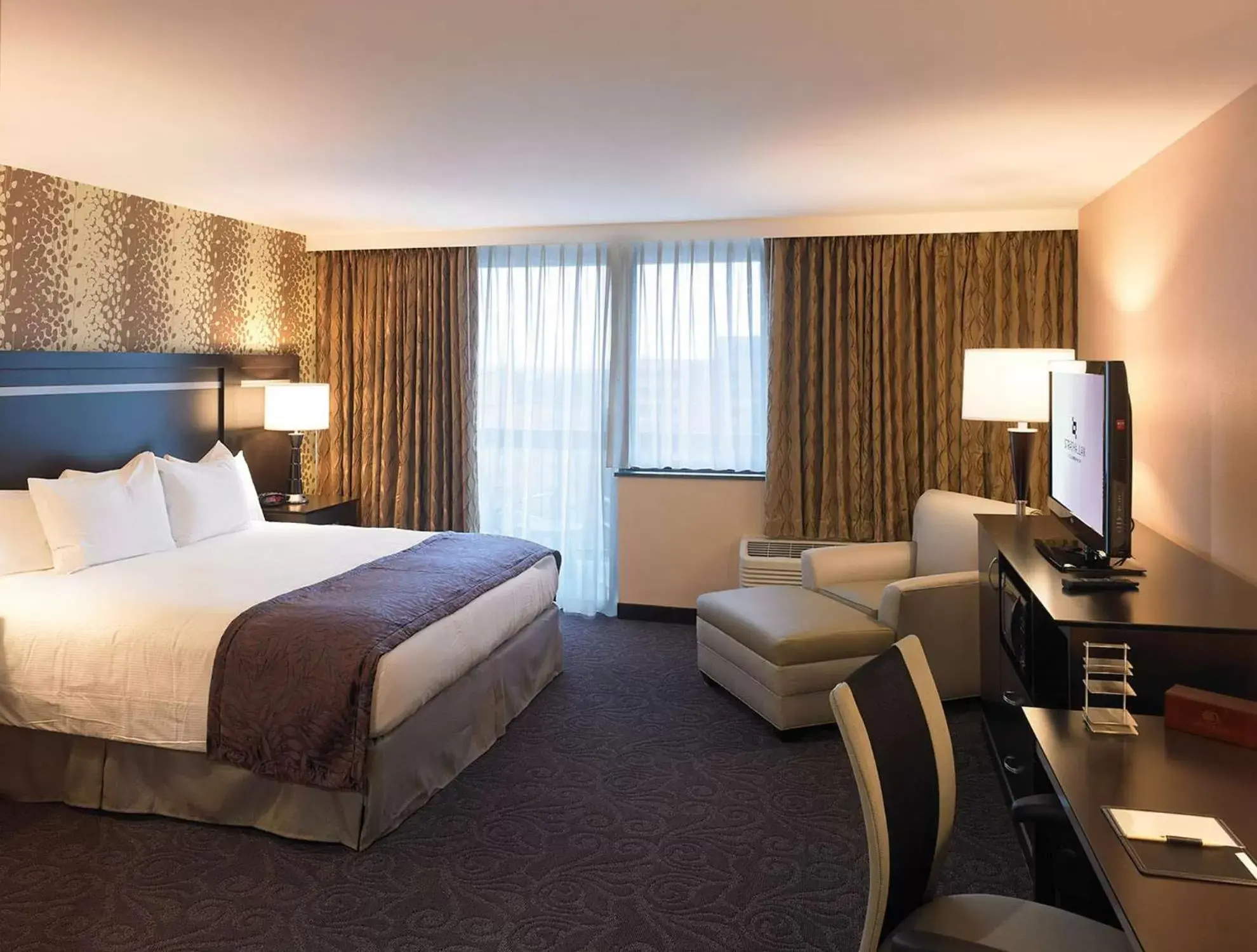 King Room - Non-Smoking in The Strathallan - a DoubleTree by Hilton King Room - Non-Smoking in The Strathallan - a DoubleTree by Hilton