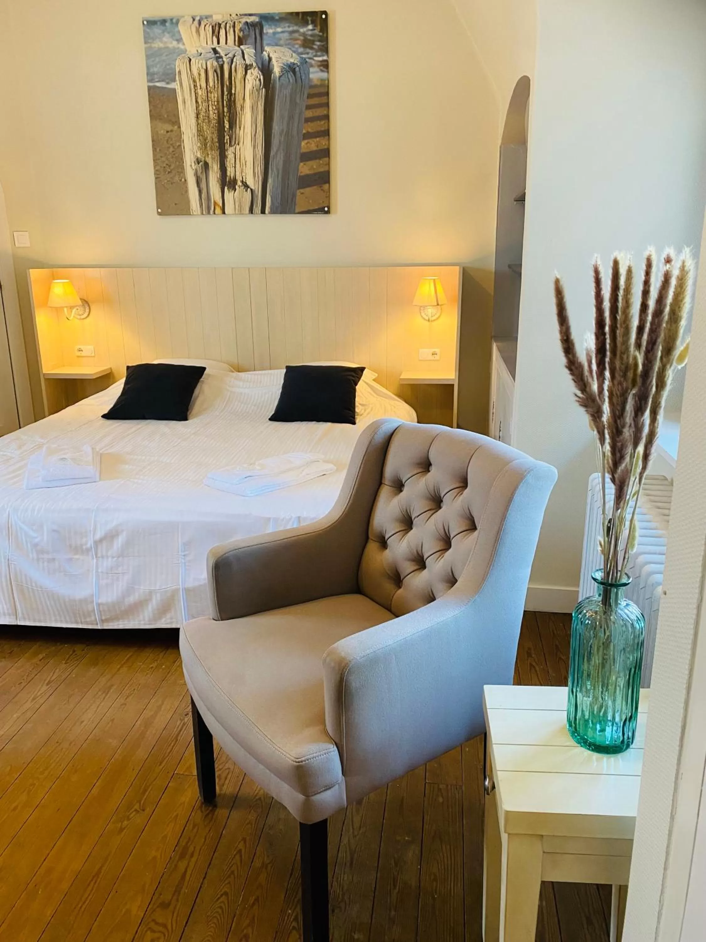 Bedroom, Bed in Villa La Dune - Ontbijt & parking inclusief