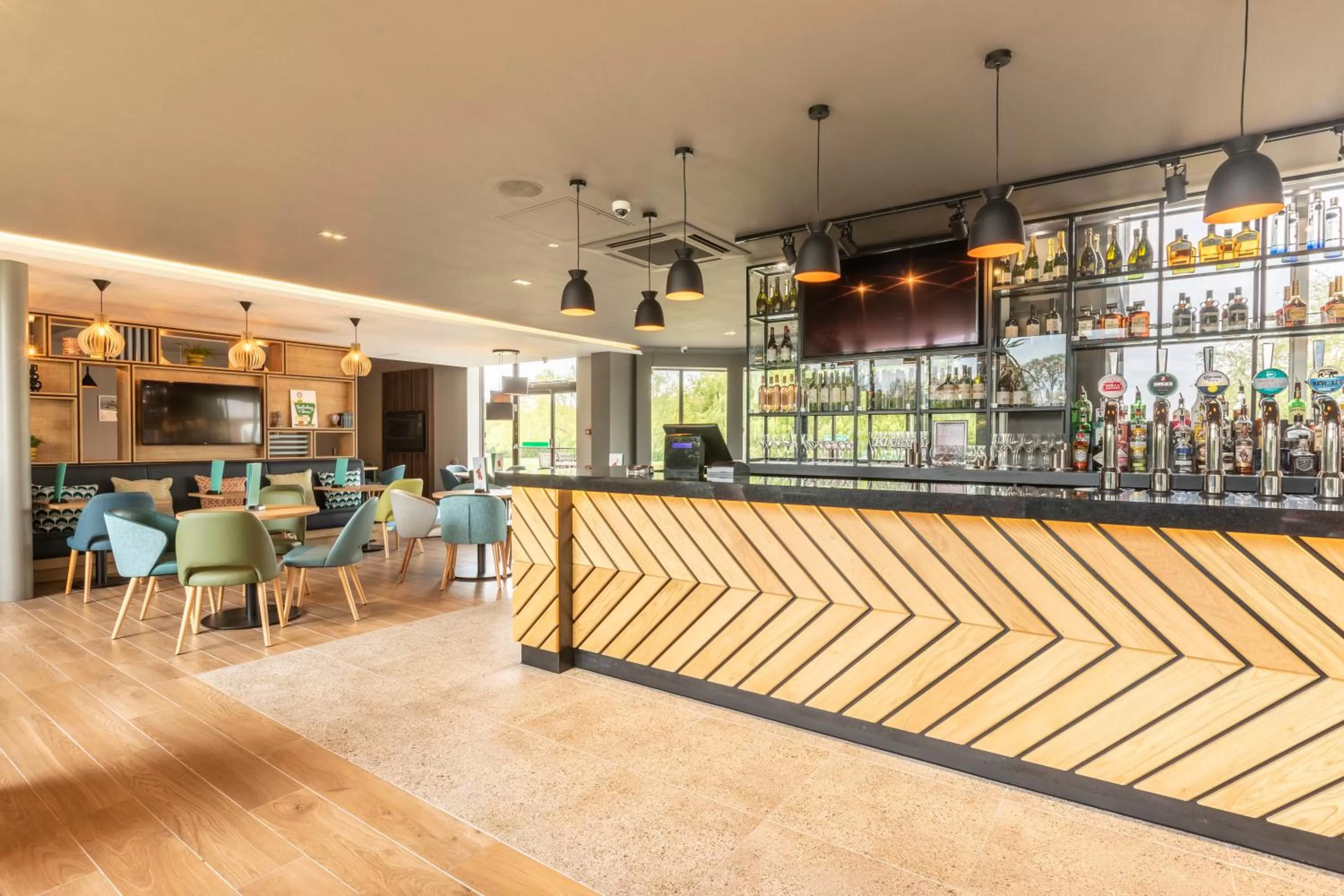 Lounge or bar in Holiday Inn Basildon by IHG