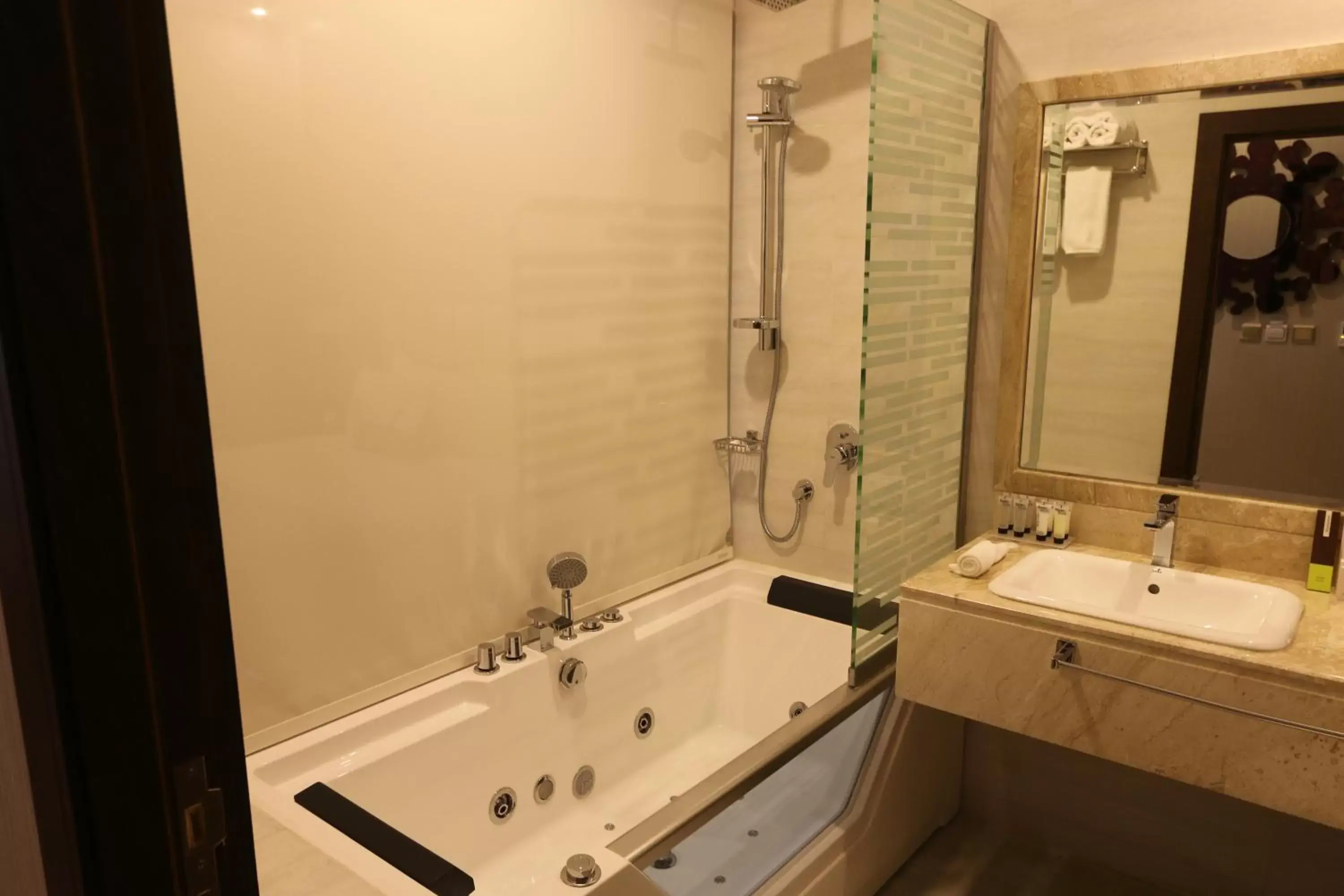 Double Room with Jacuzzi in Crown Rose Al Sahafa Hotel Double Room with Jacuzzi in Crown Rose Al Sahafa Hotel
