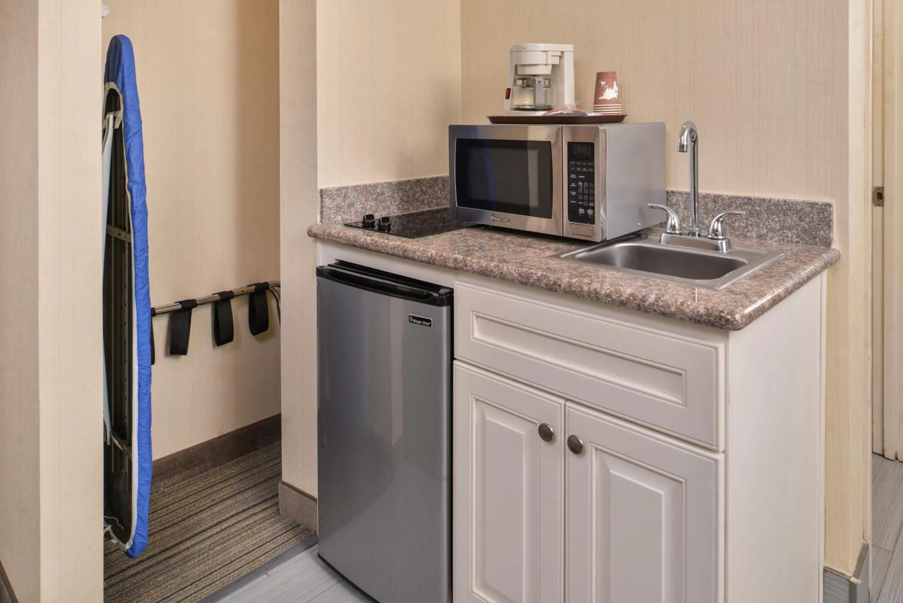 Kitchen or kitchenette in Good Living Inn