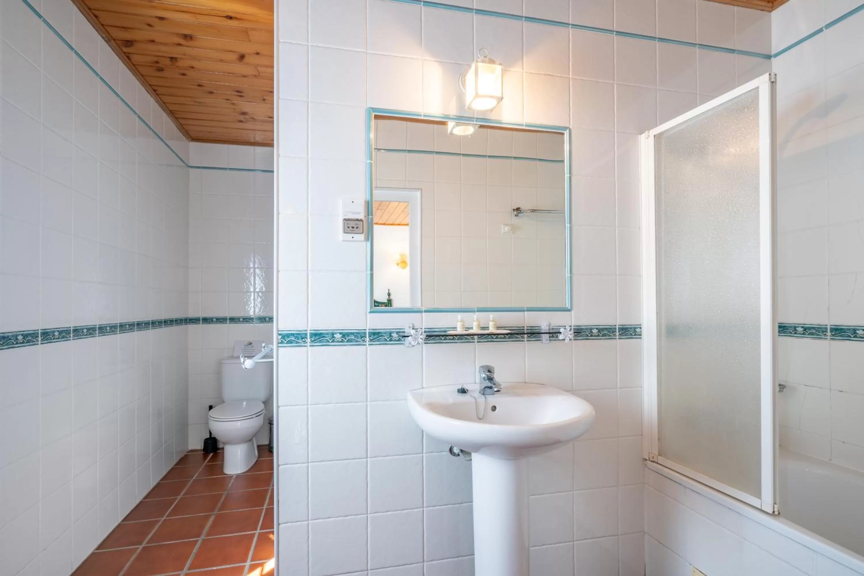 Bathroom in Hotel Mar e Sol VNMF by Umbral