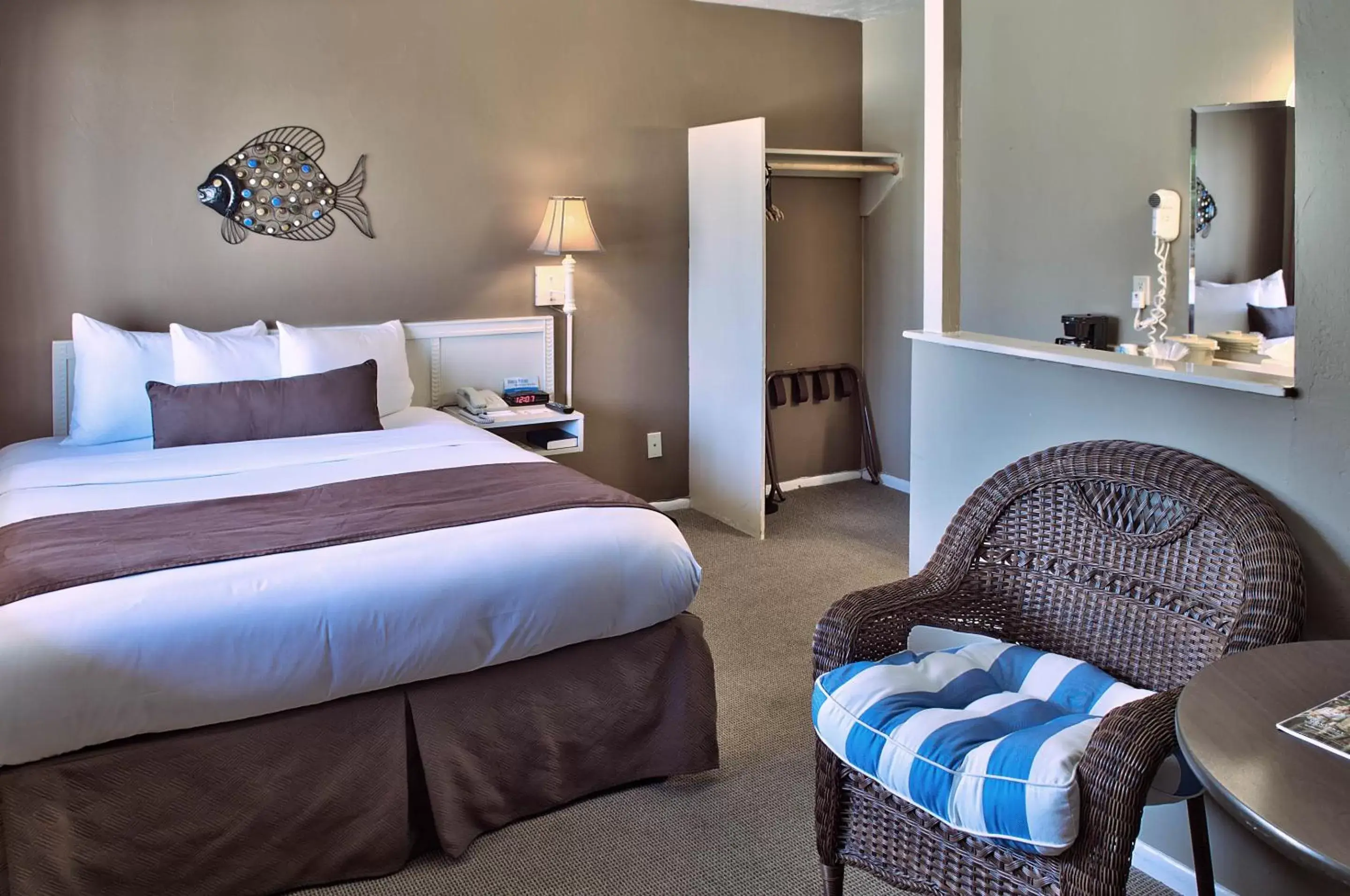 Second Floor King Room in Lovers Point Inn Second Floor King Room in Lovers Point Inn