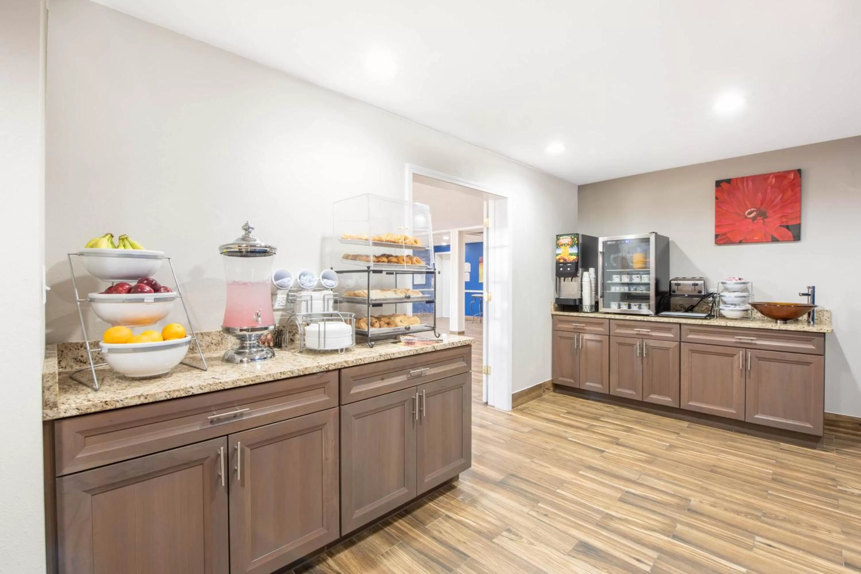 Coffee/tea facilities in Microtel Inn & Suites by Wyndham Springfield