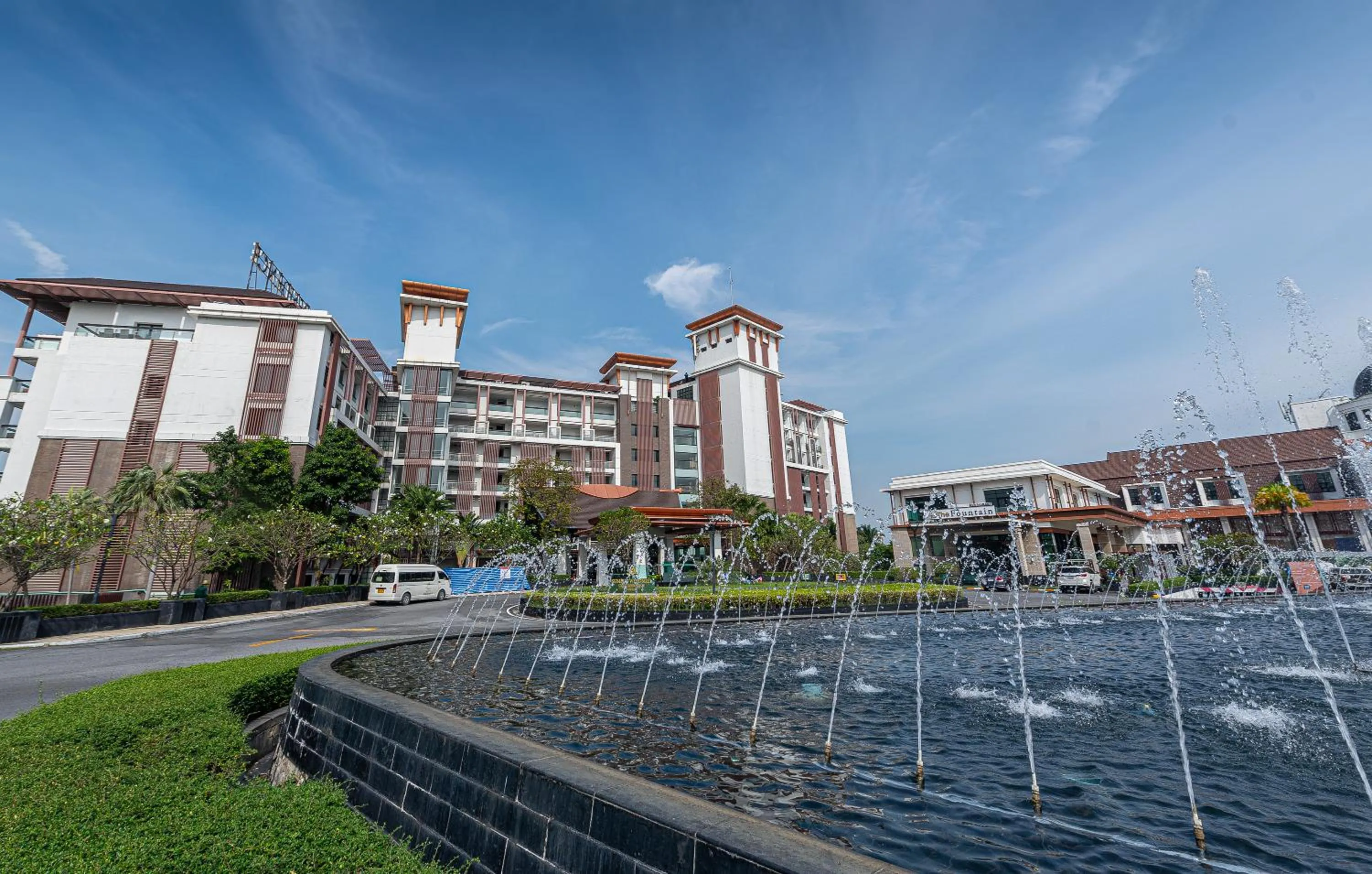 Property building in Summit Windmill Golf Suite Hotel at Suvarnabhumi