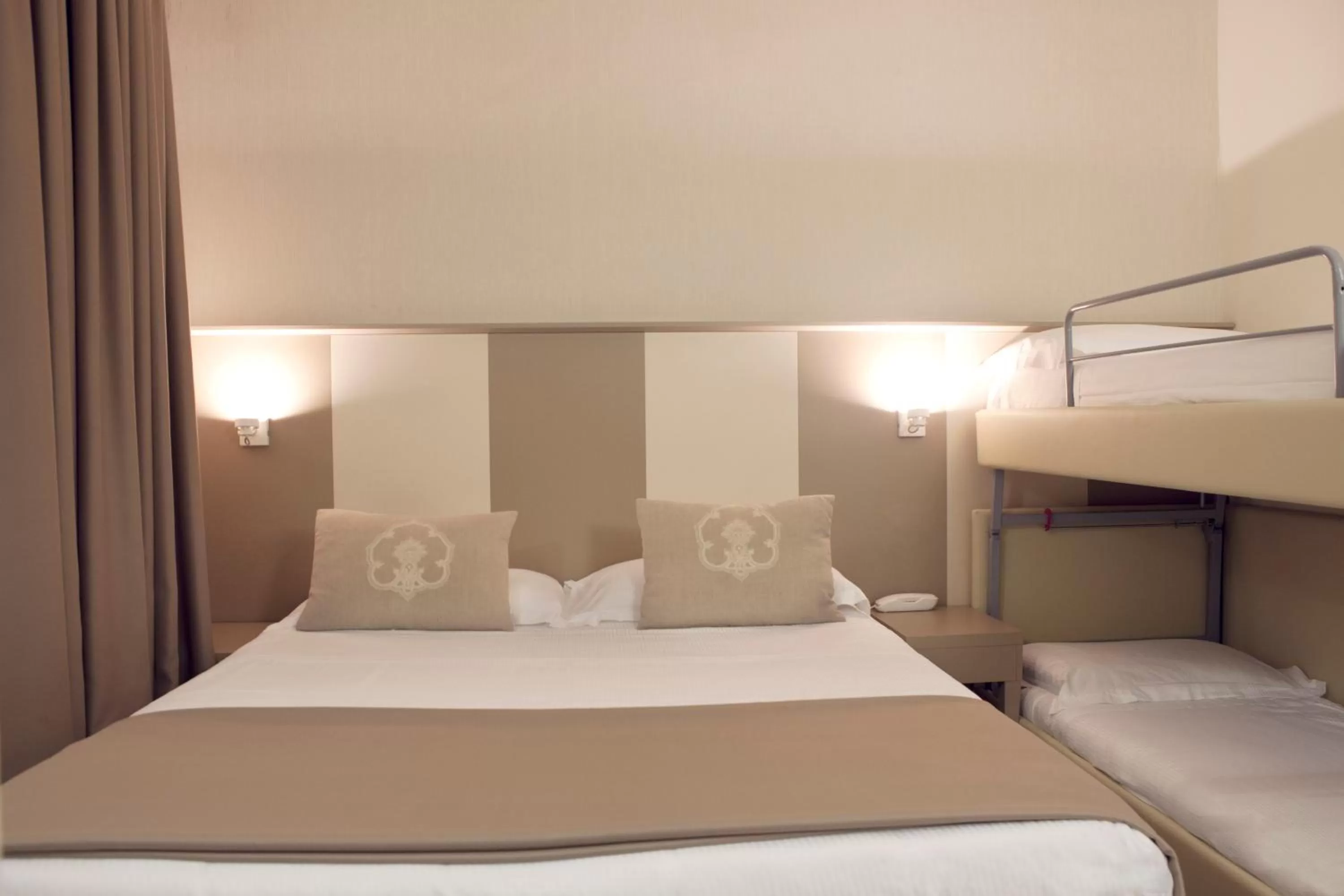 Photo of the whole room, Bed in L'Hotel