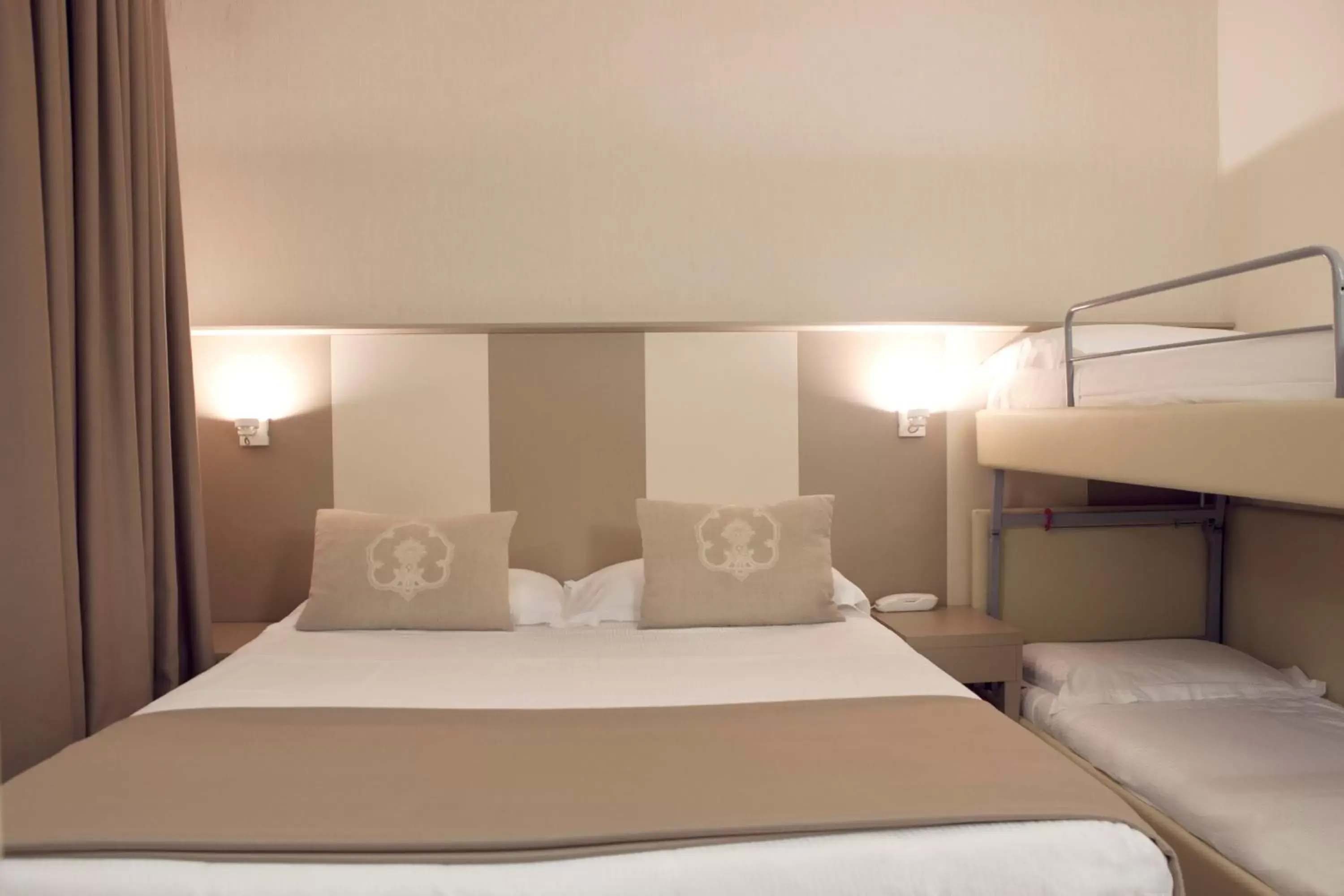 Standard Quadruple Room in L'Hotel Standard Quadruple Room in L'Hotel