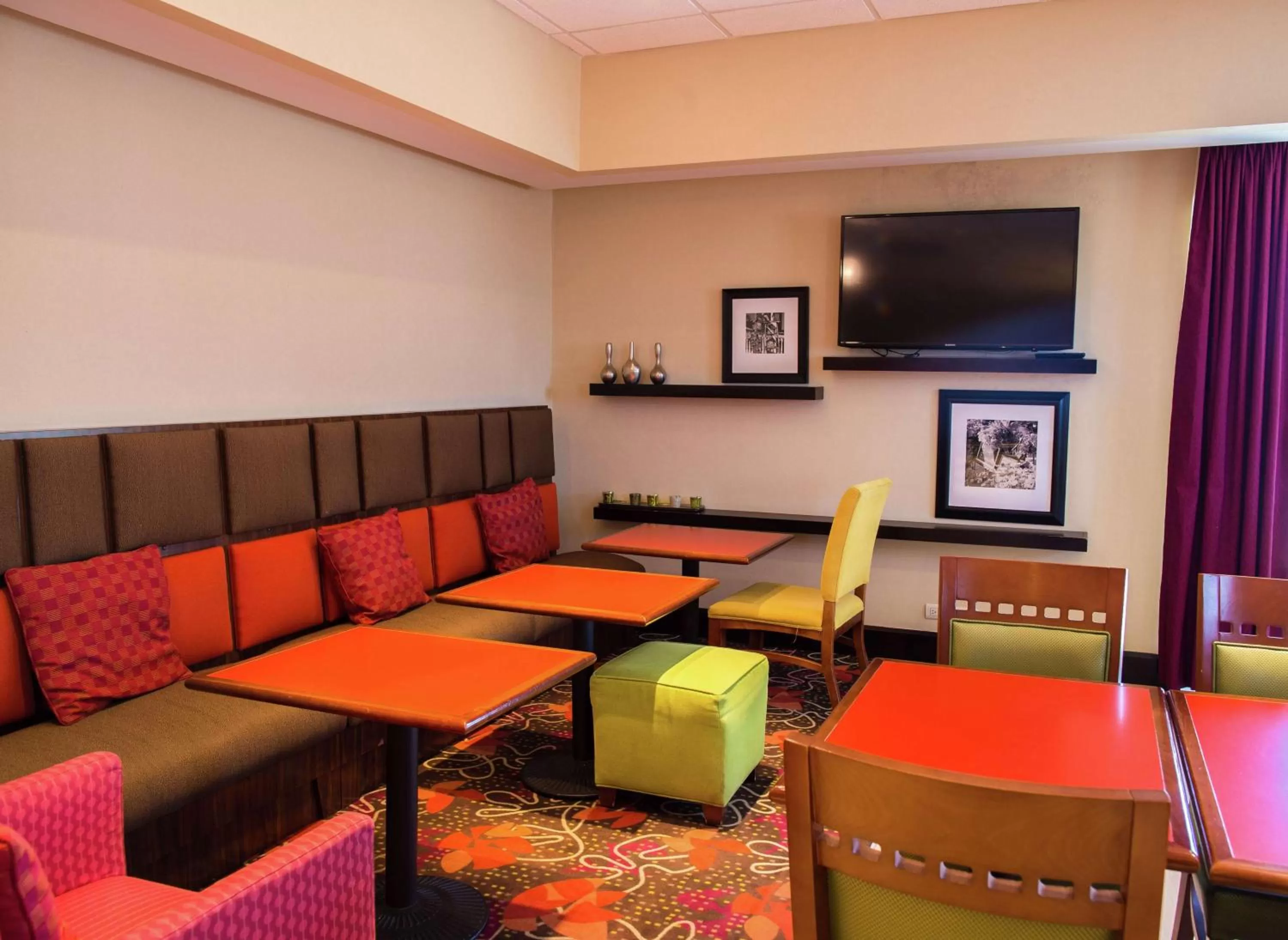 Communal lounge/ TV room in Hampton Inn Torreon Airport-Galerias