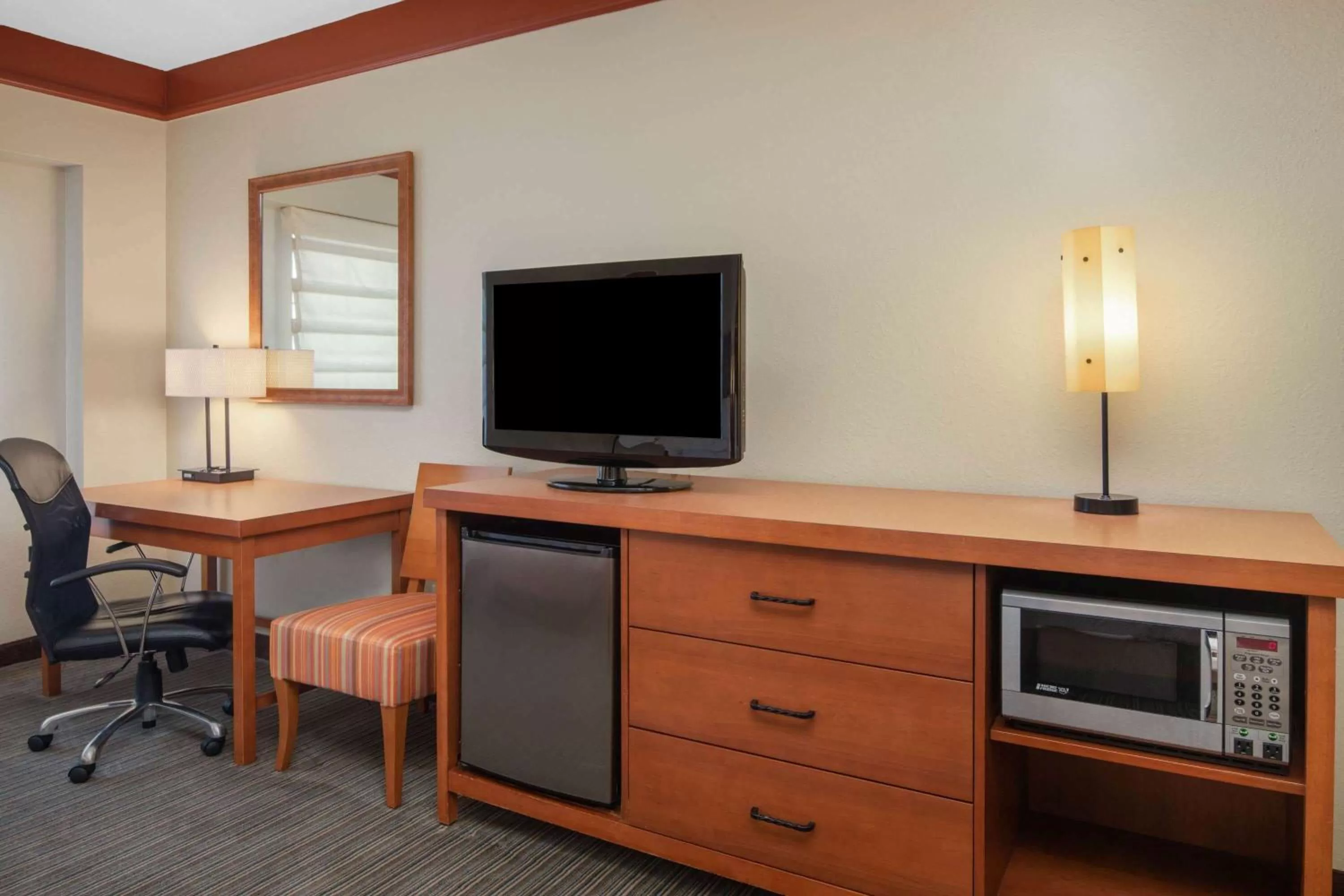 Photo of the whole room in La Quinta by Wyndham Atlanta Ballpark/Galleria