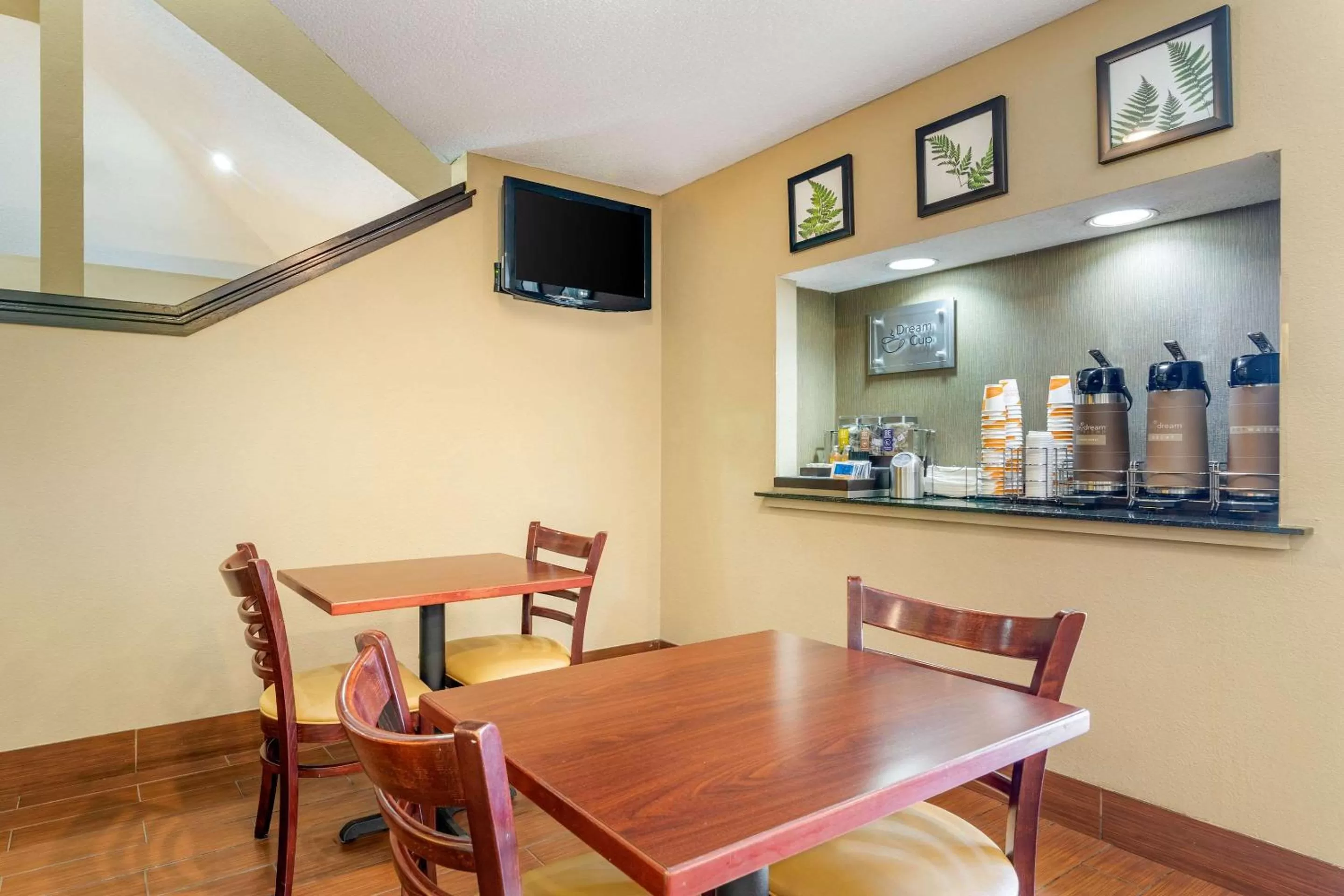 Restaurant/places to eat in Sleep Inn I-95 North Savannah