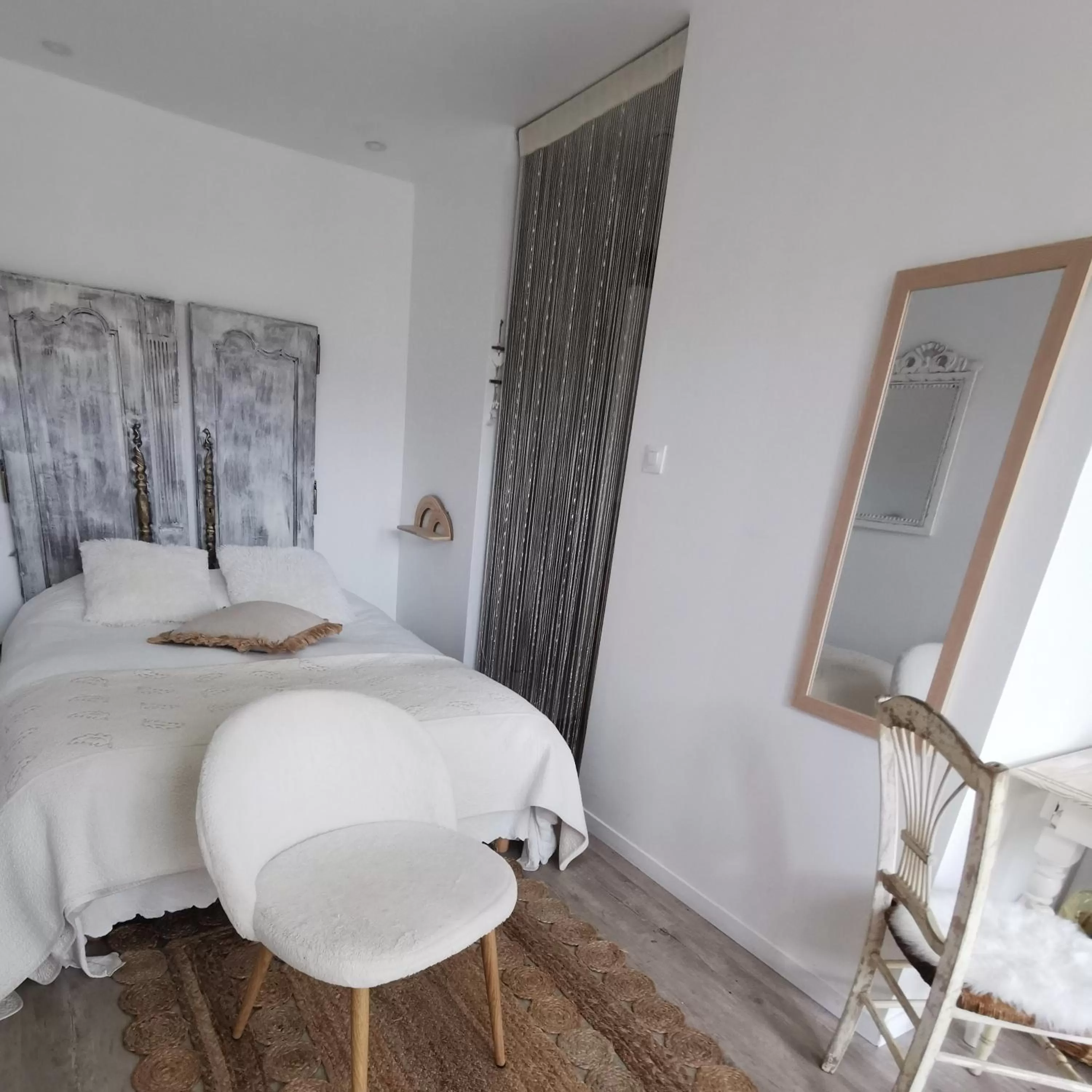 Photo of the whole room, Bed in Au Poème du Chêne