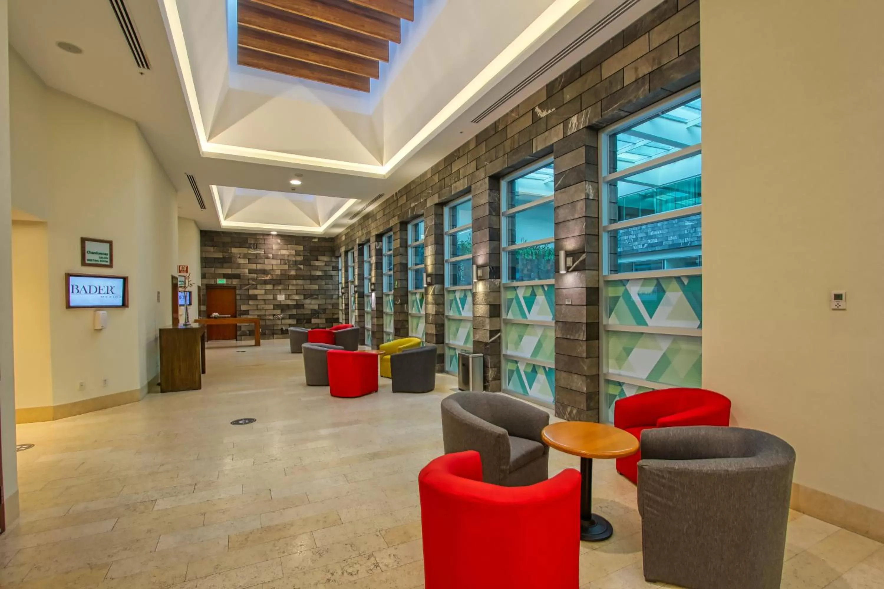 Restaurant/places to eat in Holiday Inn & Suites Plaza Mayor by IHG