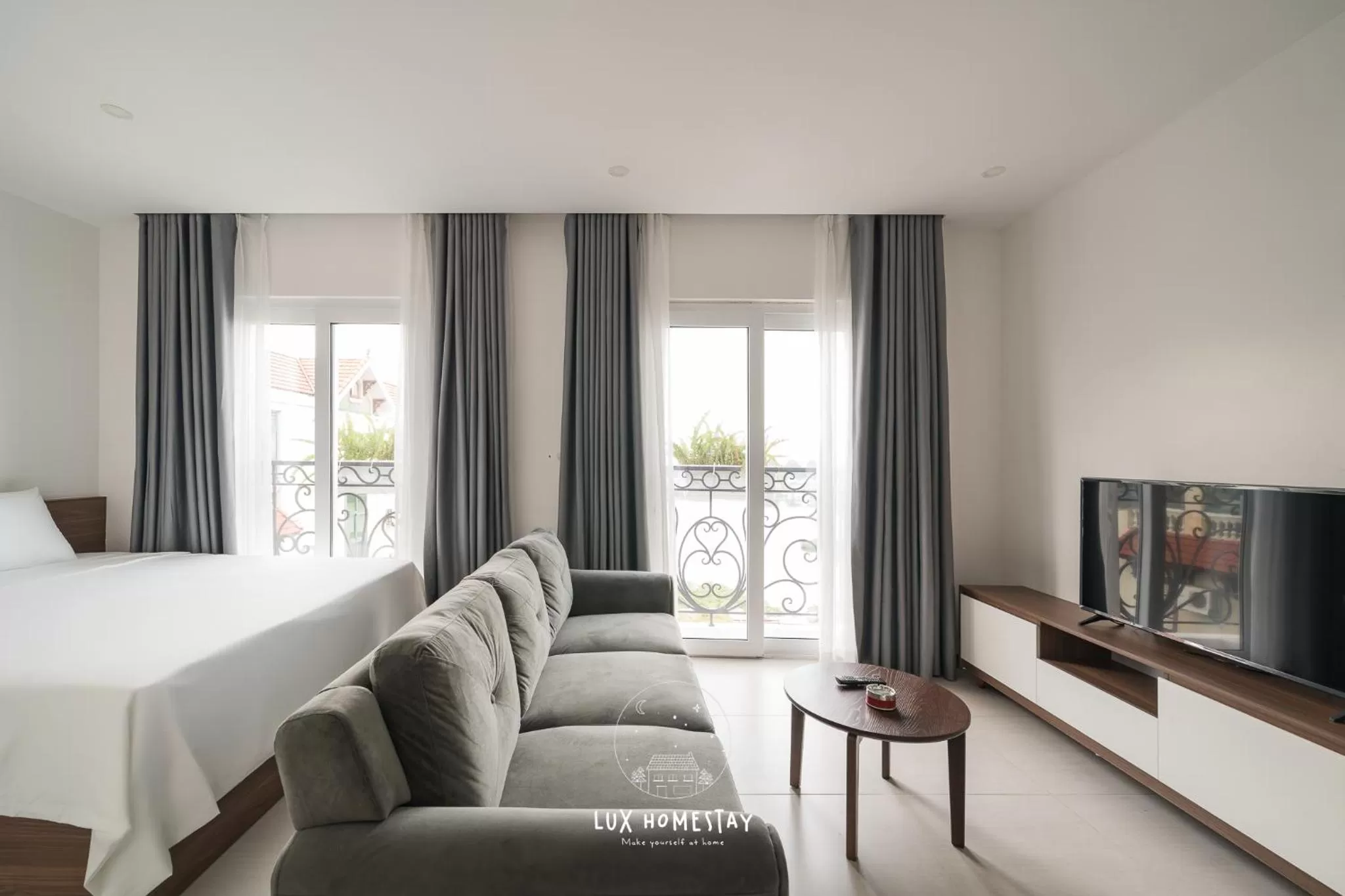 Living room, Bed in Lux Westlake Studio