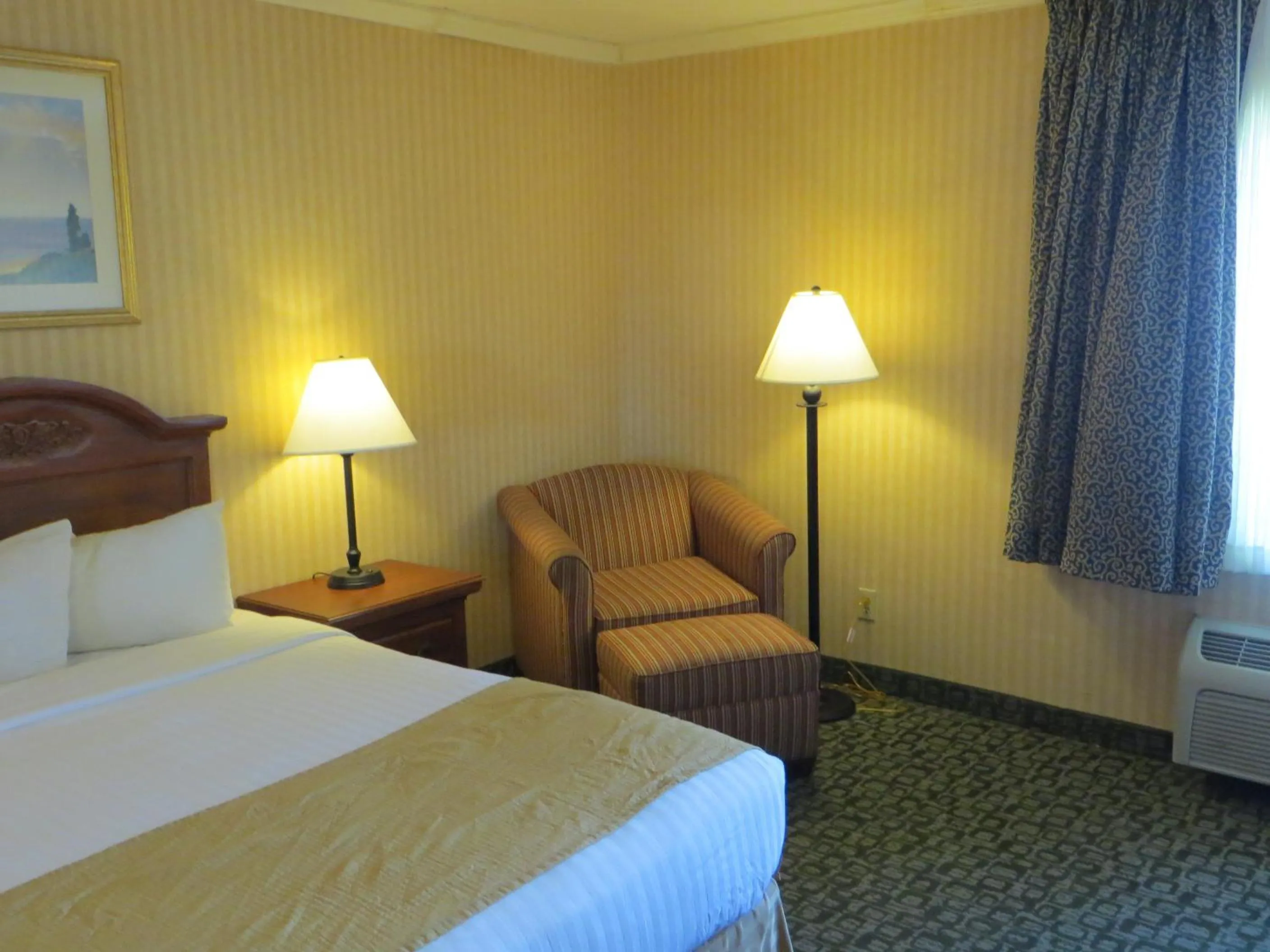 Photo of the whole room, Bed in Baymont by Wyndham Kalamazoo West