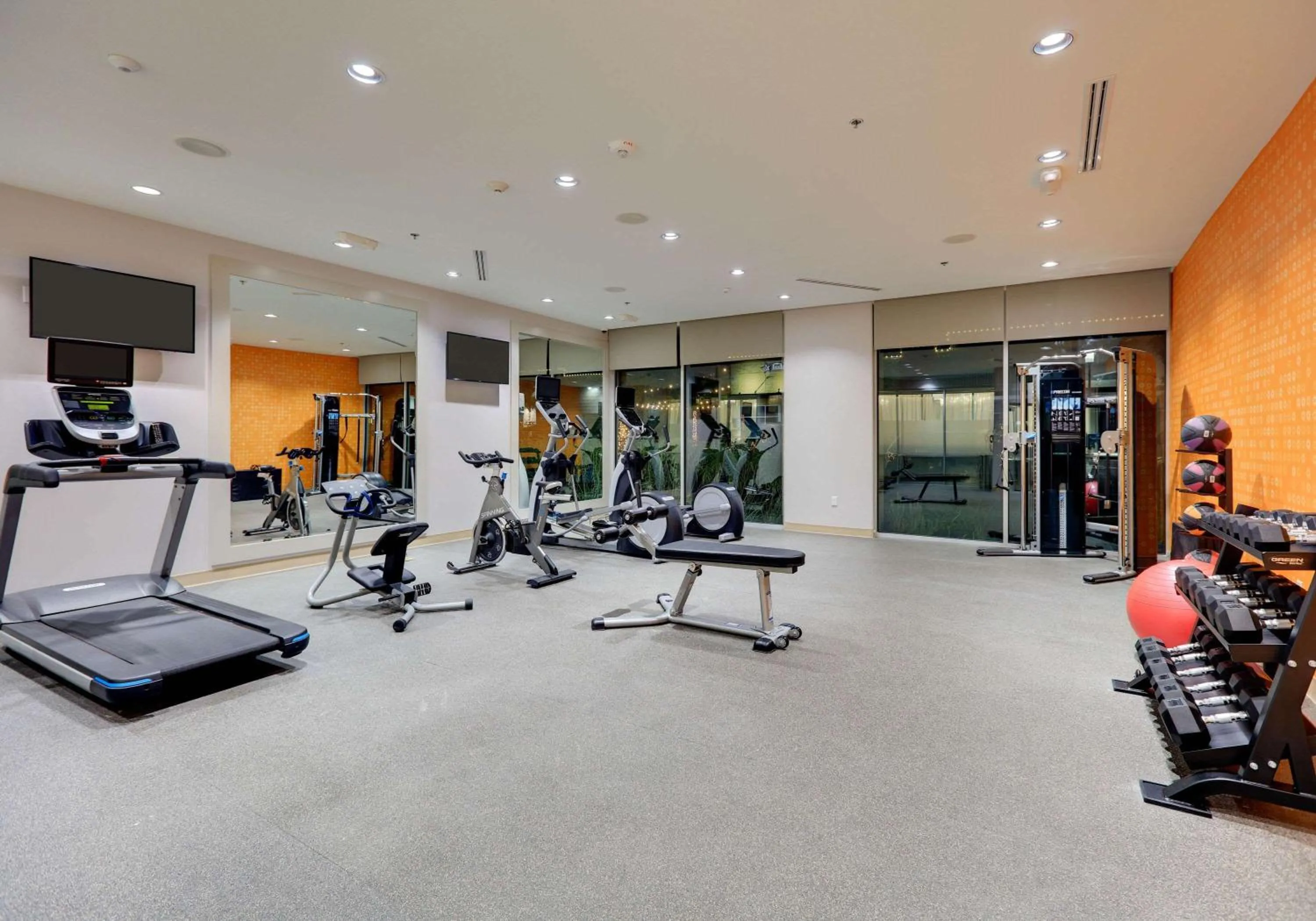Fitness centre/facilities in La Quinta Inn & Suites by Wyndham Lakeway