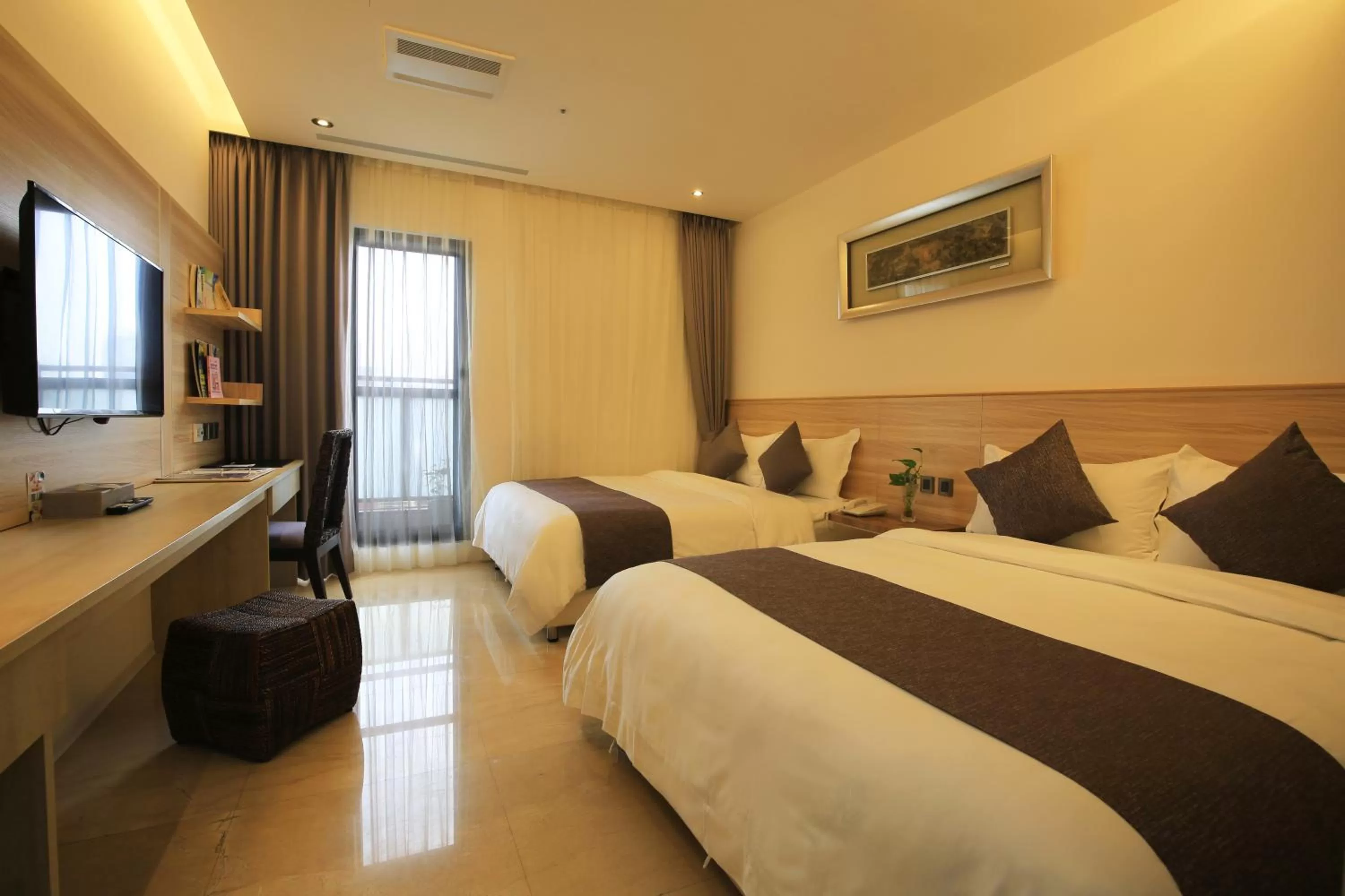 Photo of the whole room, Bed in Darlon Hotel