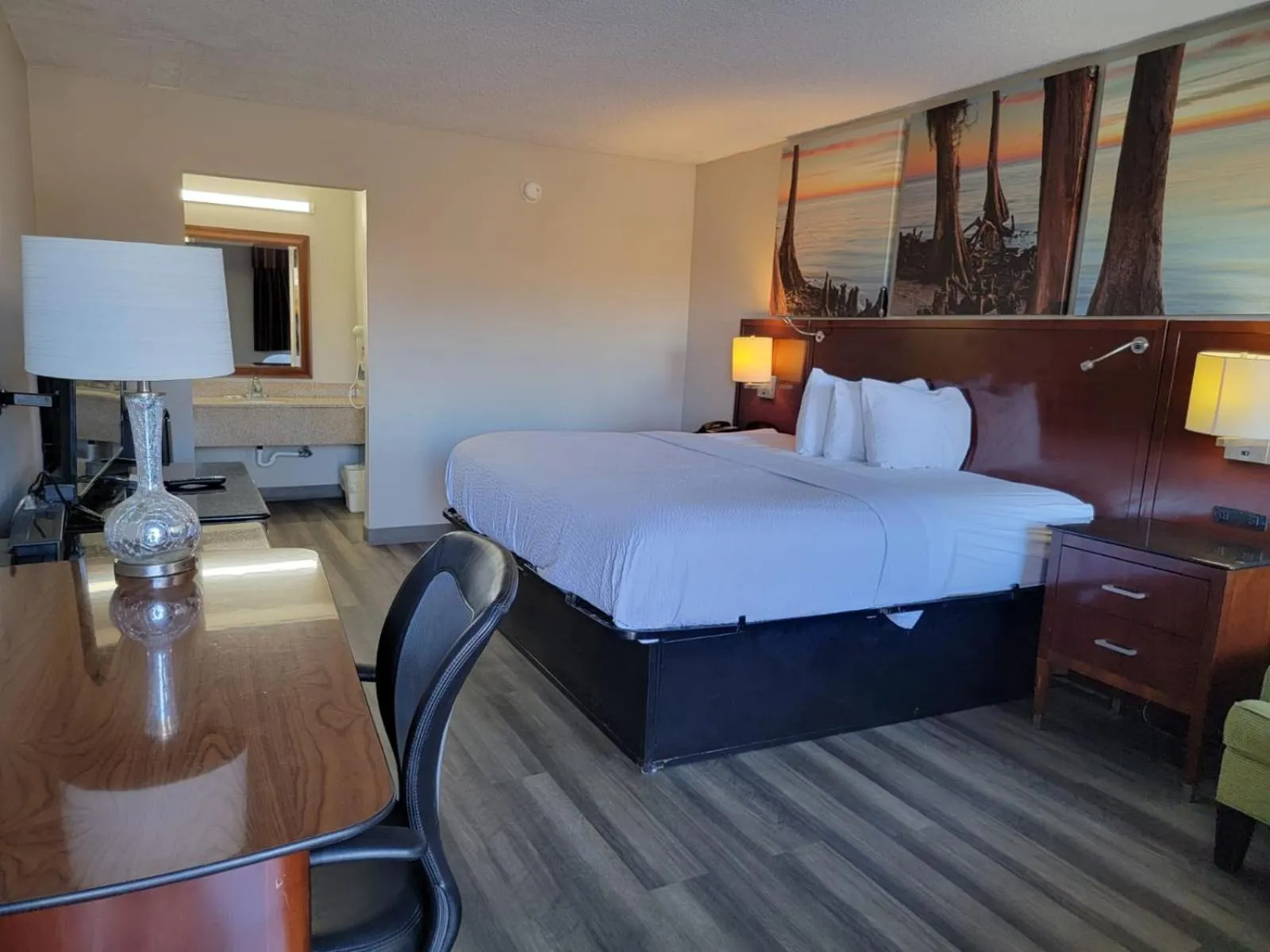 Photo of the whole room, Bed in Executive Inn & Suites