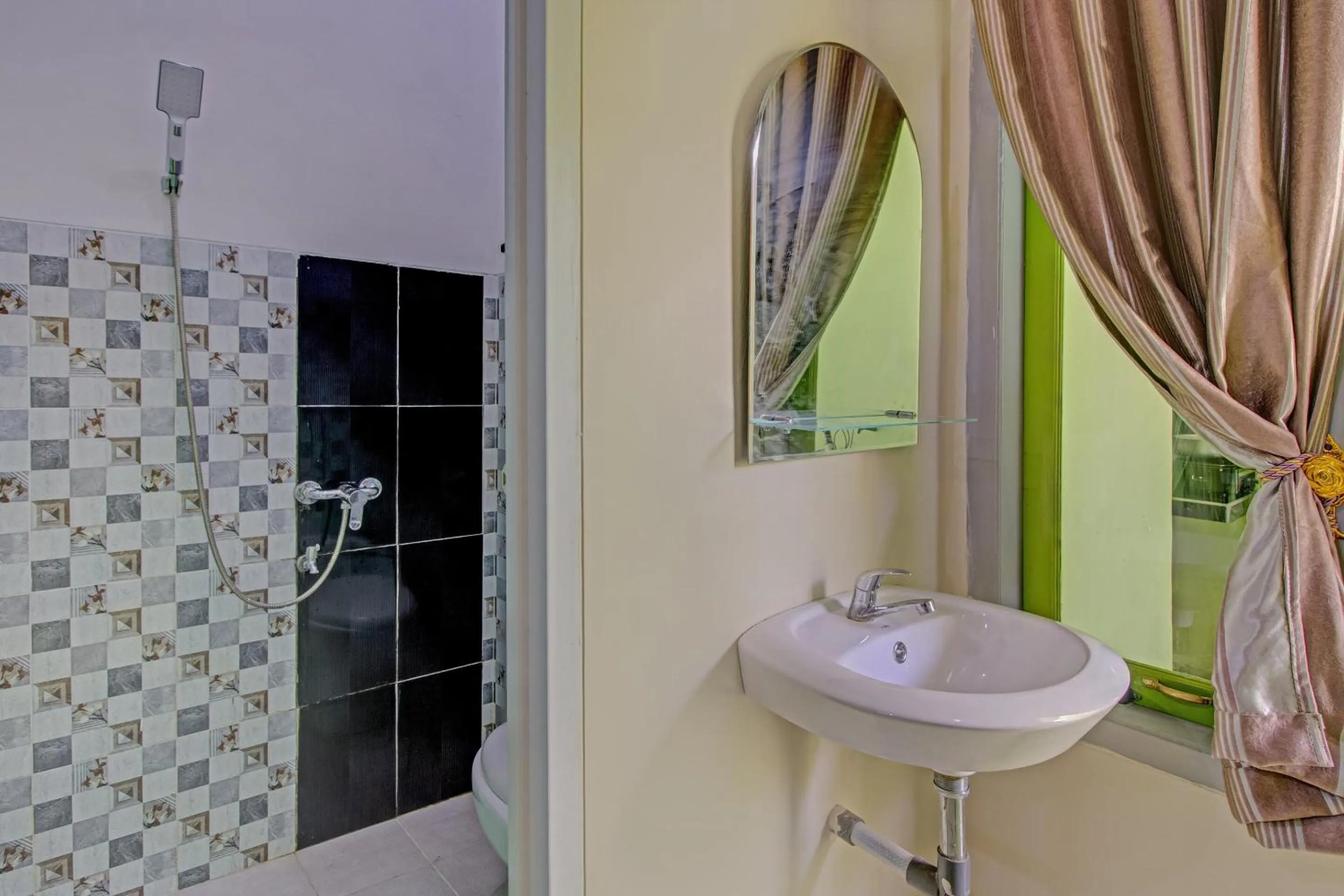 Bathroom in OYO 3774 Orchid 37 Syariah Guest House