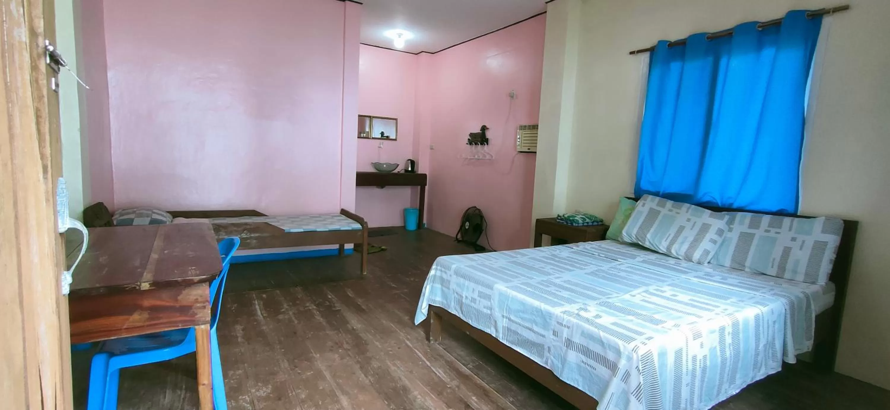 Bed in Paseo Del Mar Seaside Inn