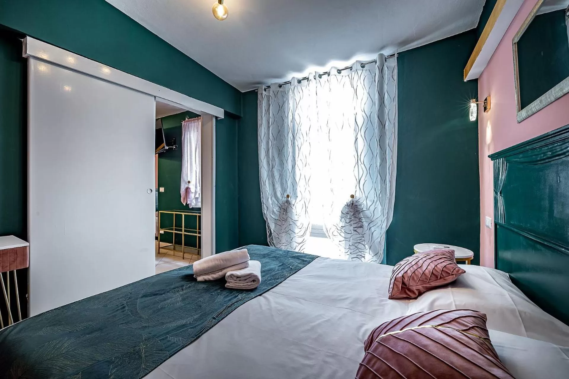 Bedroom, Bed in HOTEL VENETO con accesso ZTL