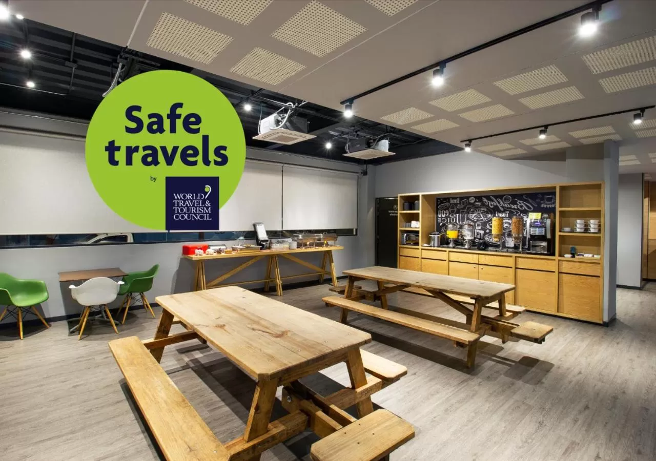 Meals in Hotel MX aeropuerto CDMX, Trademark Collection by Wyndham