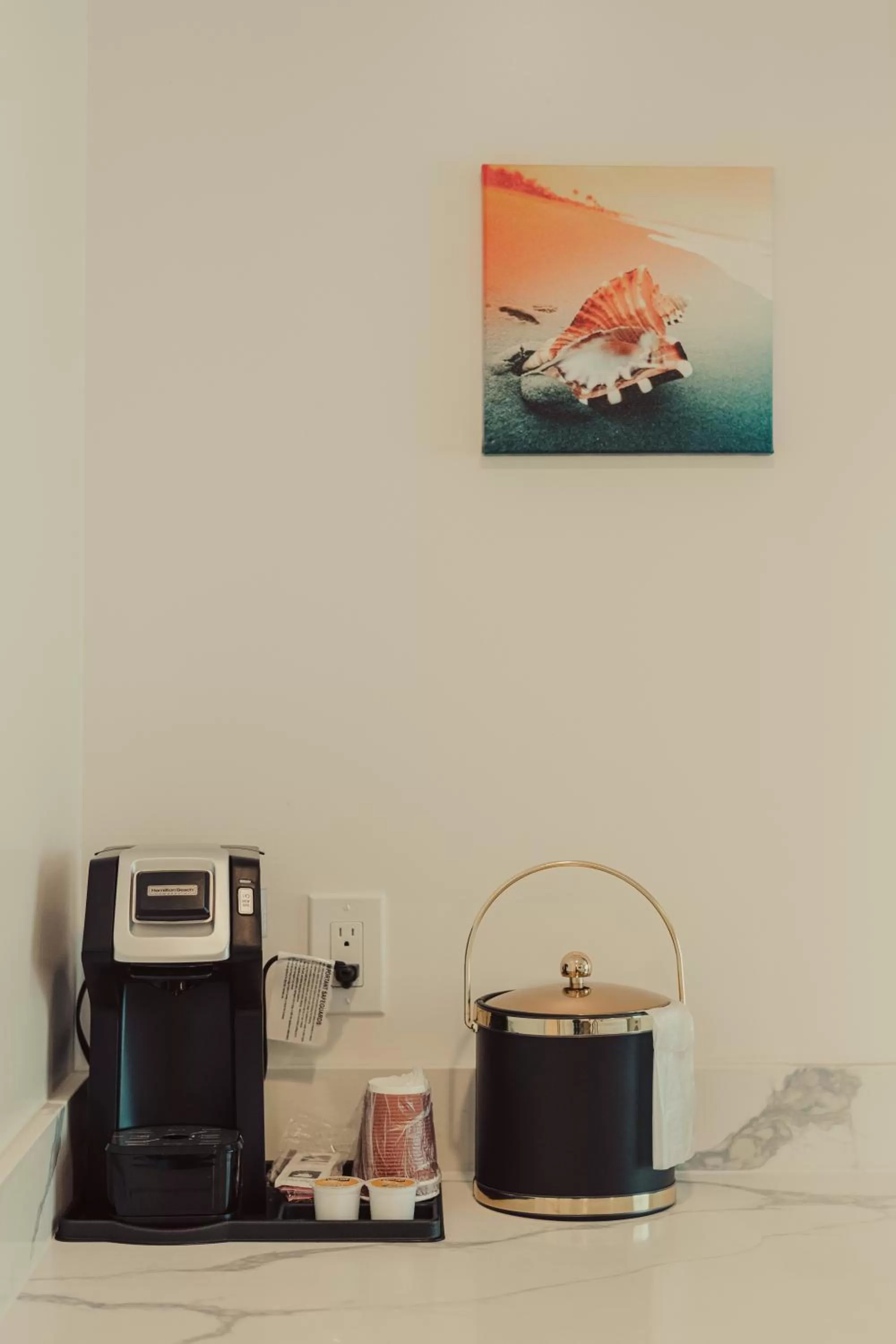 Coffee/tea facilities in Blufftop Inn & Suites - Wharf/Restaurant District