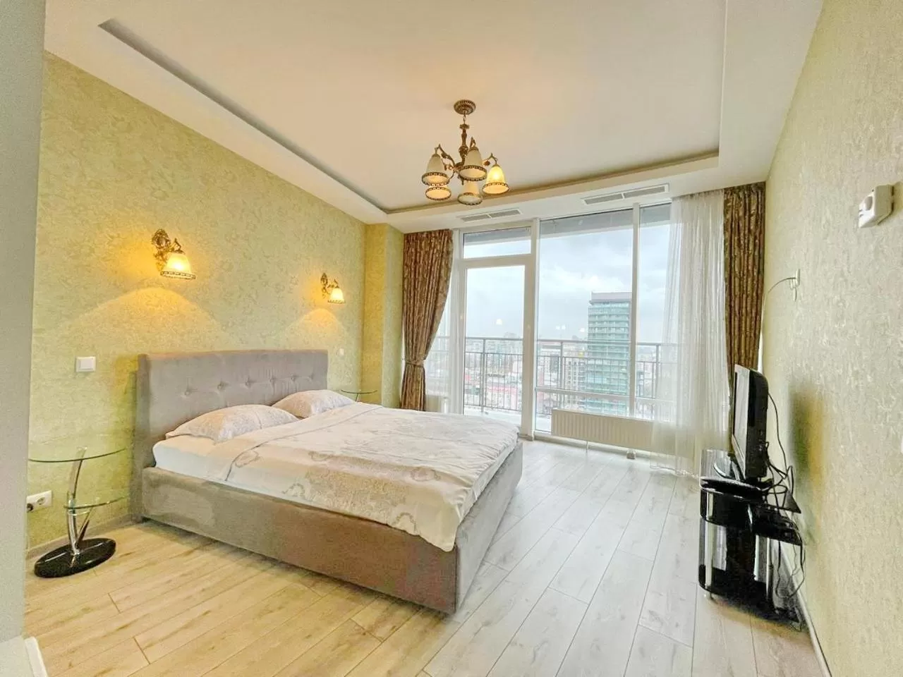 Deluxe One-Bedroom Apartment with Balcony and river view in Most City Apart-Hotel