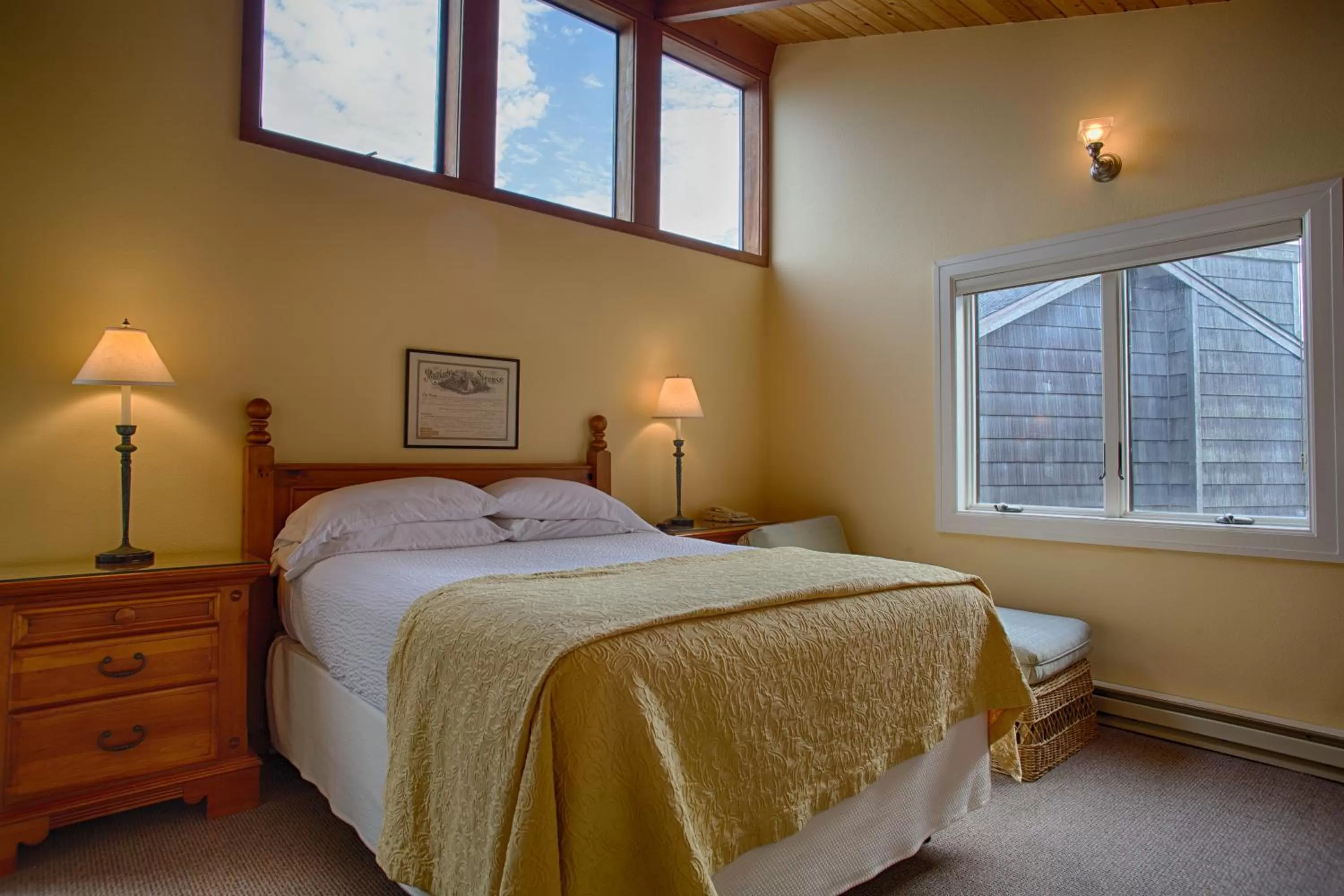 Queen Room with Partial View in The Waves